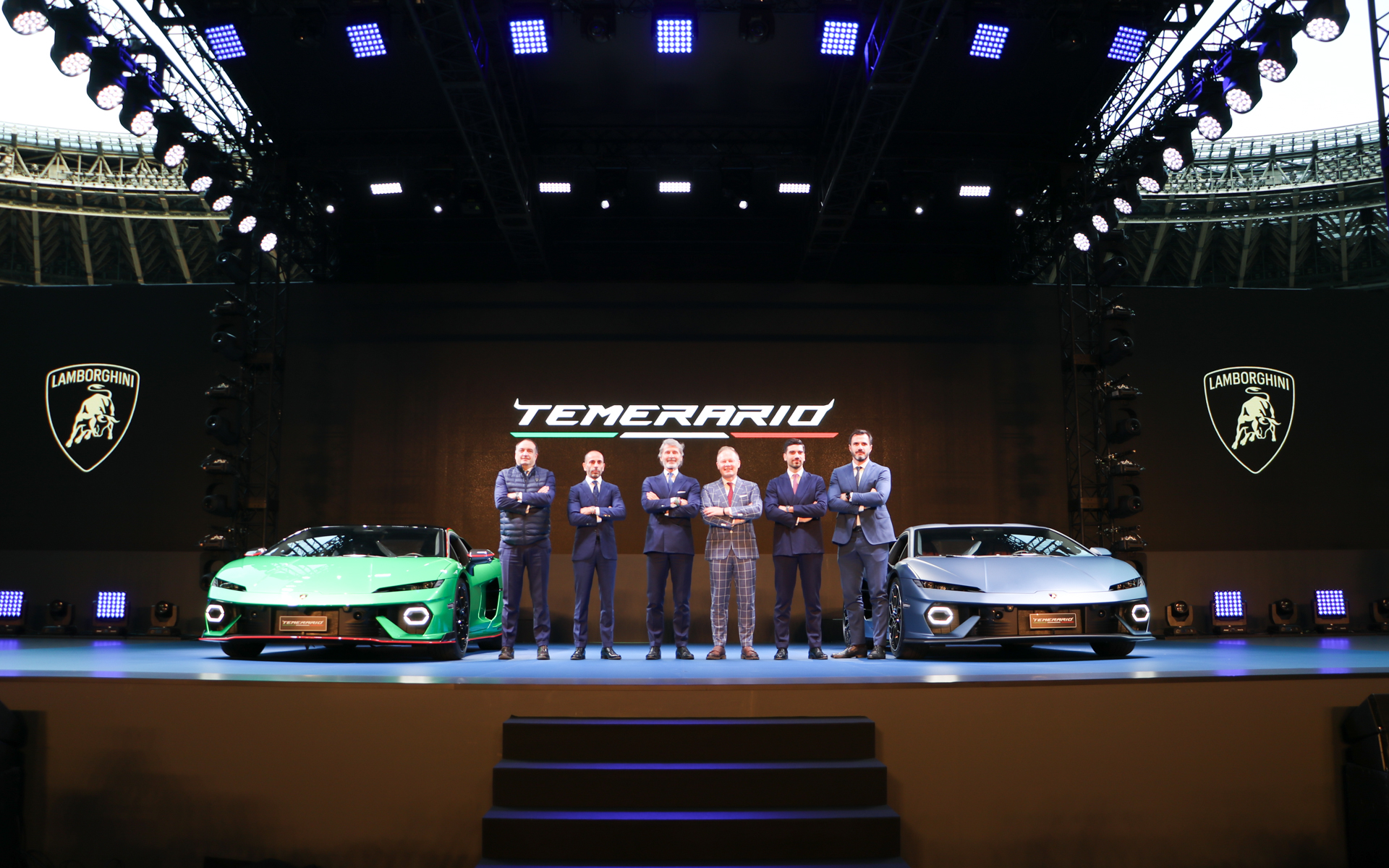 新型テメラリオとランボルギーニ首脳陣の記念撮影