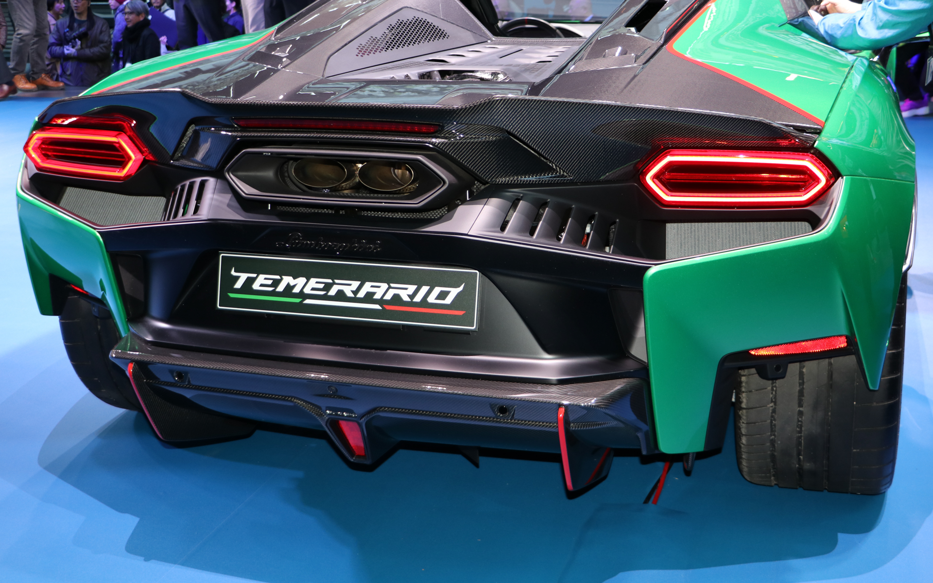 マフラーはセンターに2本レイアウトされている