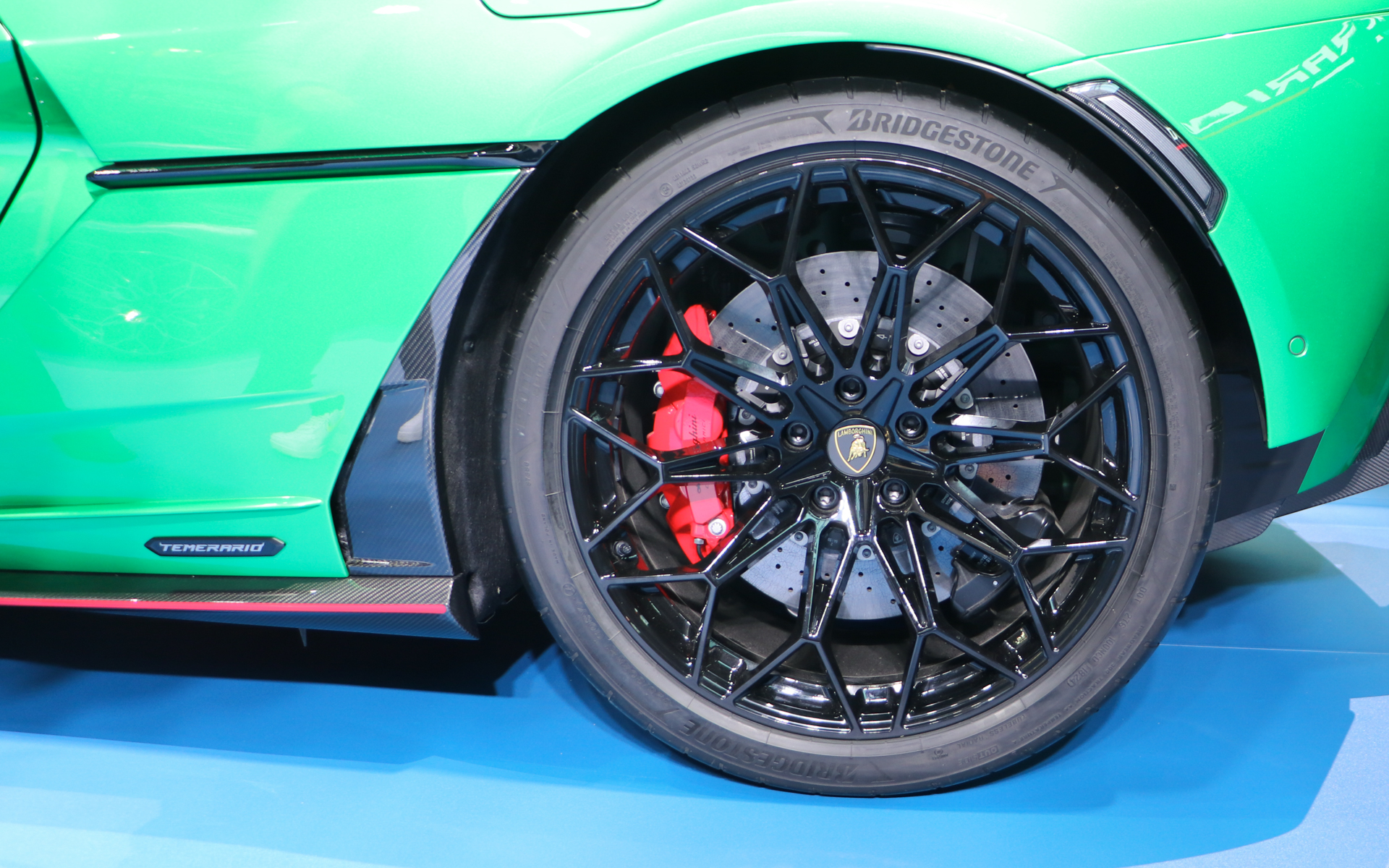 タイヤサイズは通常モデルと同じブリヂストンのプレミアムタイヤ「POTENZA SPORT」を装着。サイズはフロントが255/35ZR20、リアが325/30ZR21