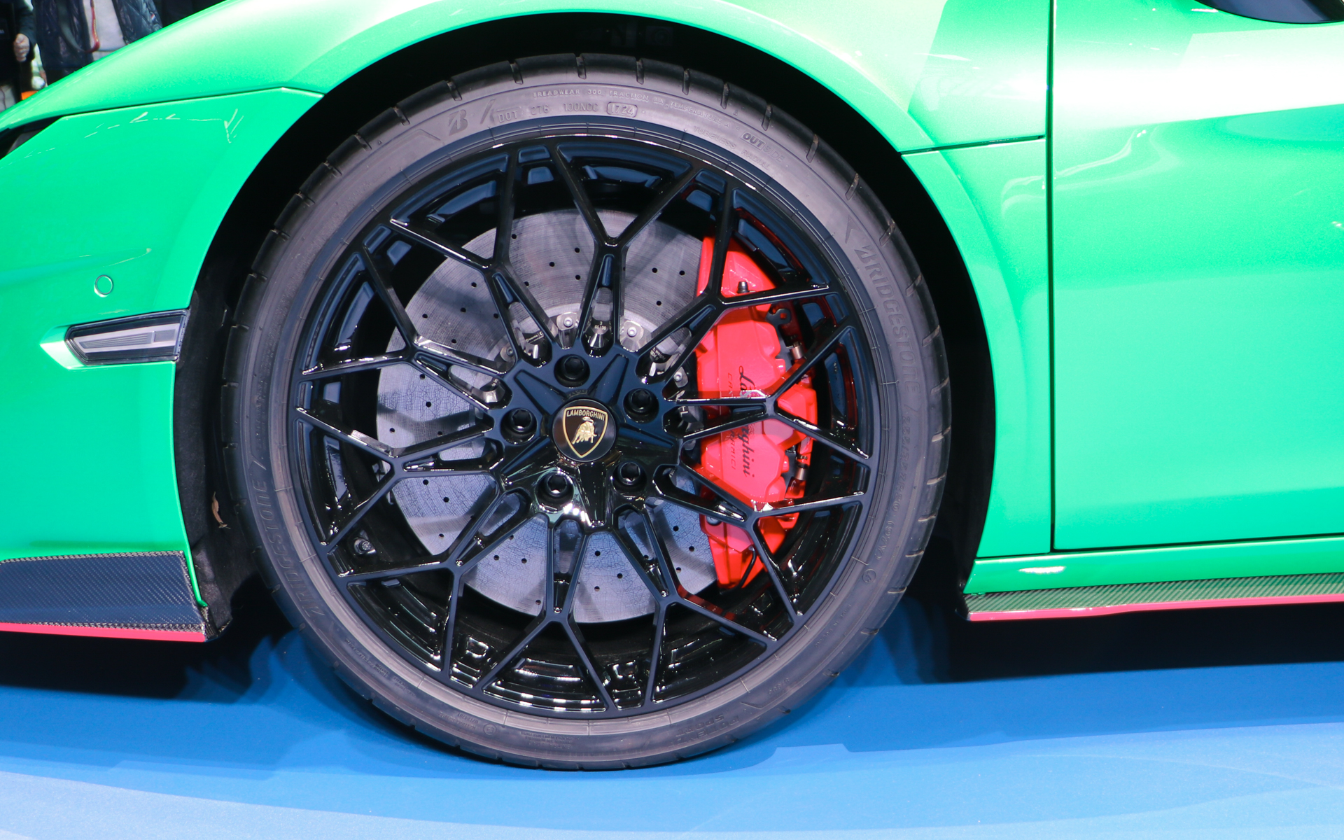 タイヤサイズは通常モデルと同じブリヂストンのプレミアムタイヤ「POTENZA SPORT」を装着。サイズはフロントが255/35ZR20、リアが325/30ZR21