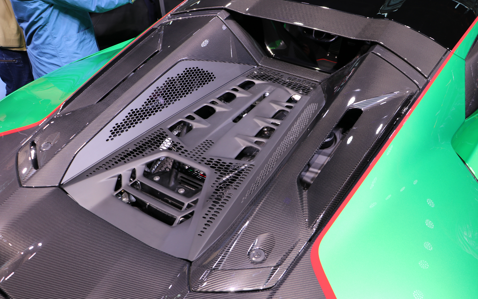 エンジンはV型8気筒4.0リッターツインターボエンジン。各国の規制値に合わせて制御マップを変更しているという