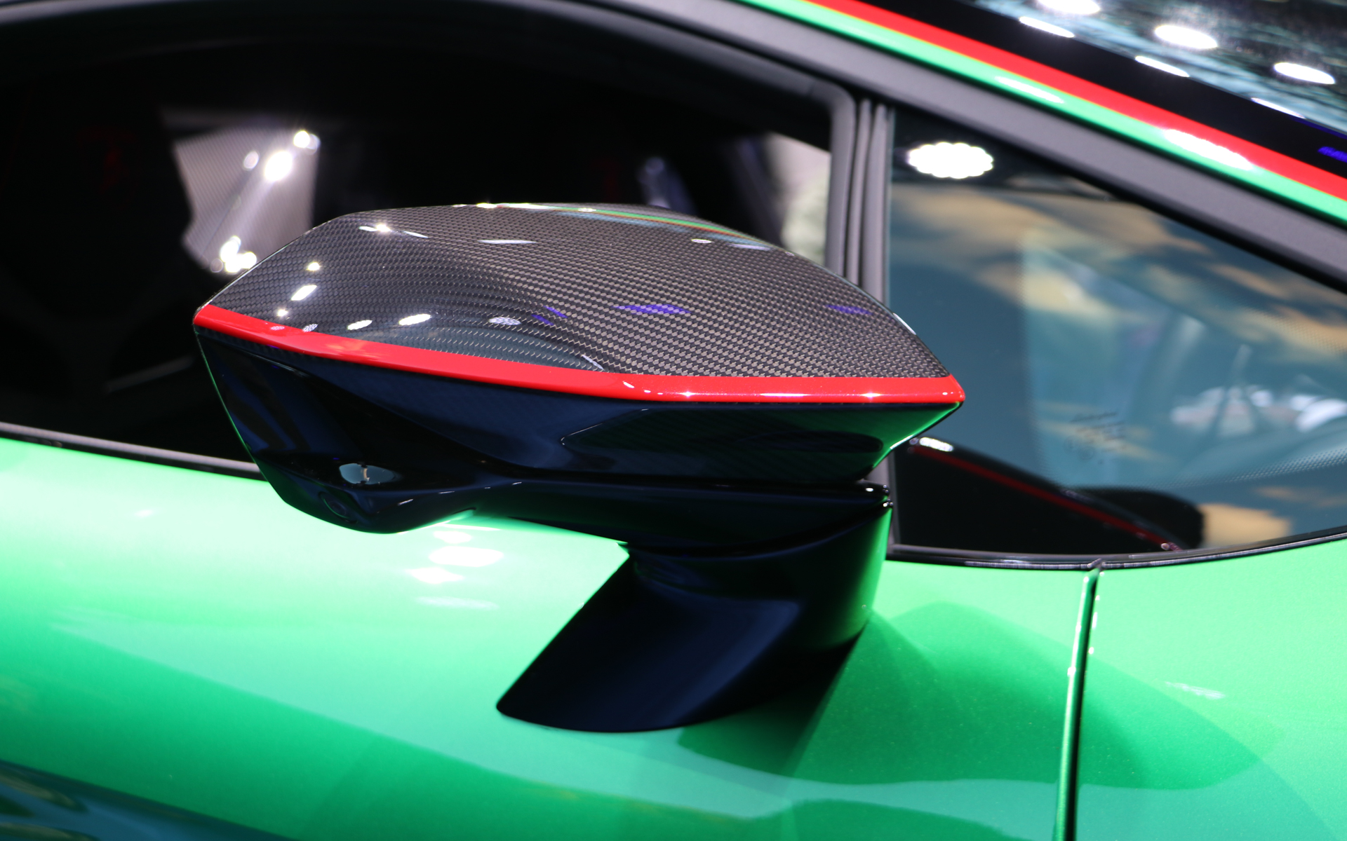 カーボン製のサイドミラー