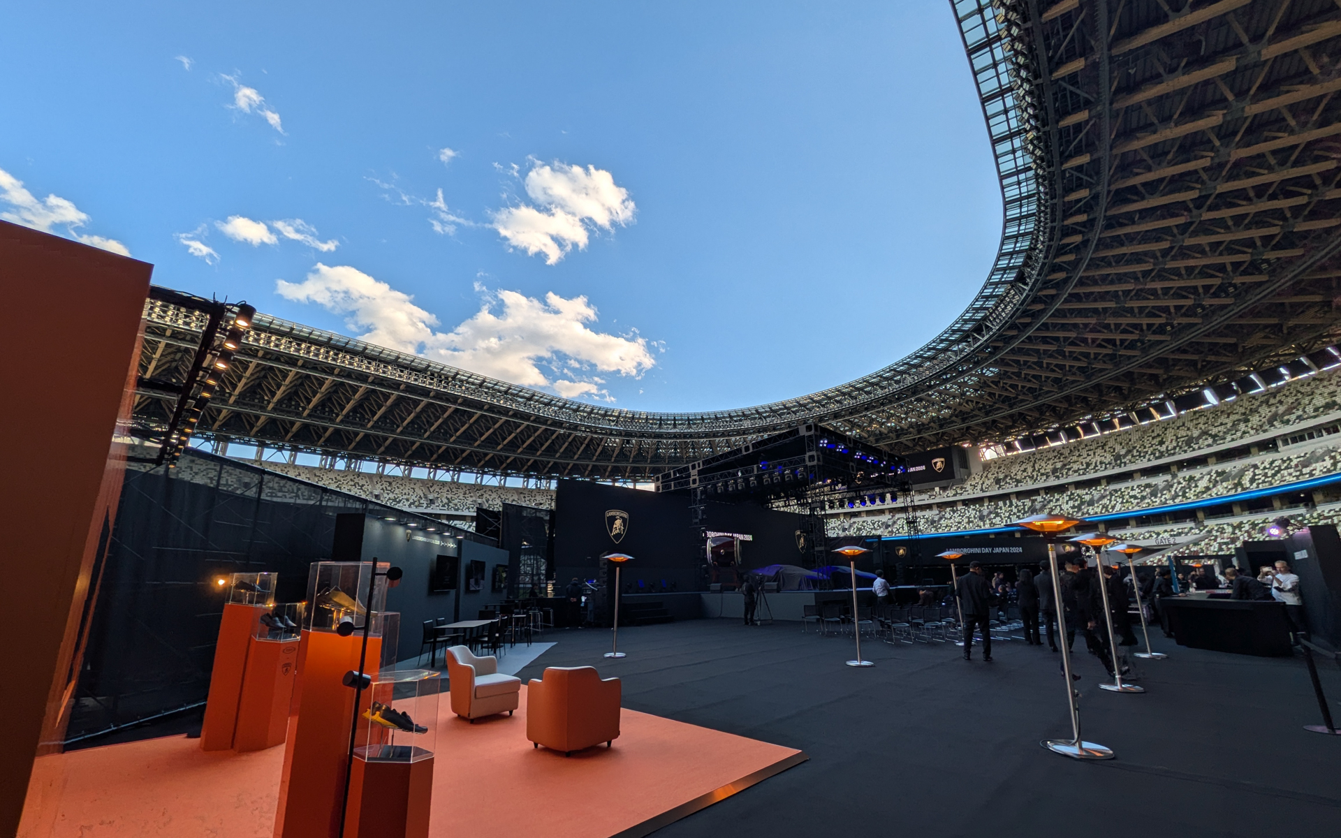 東京・代々木にある国立競技場内にランボルギーニ特設ステージが設けられたほか、場内には商談スペースや歴代モデルの展示も行なわれていた