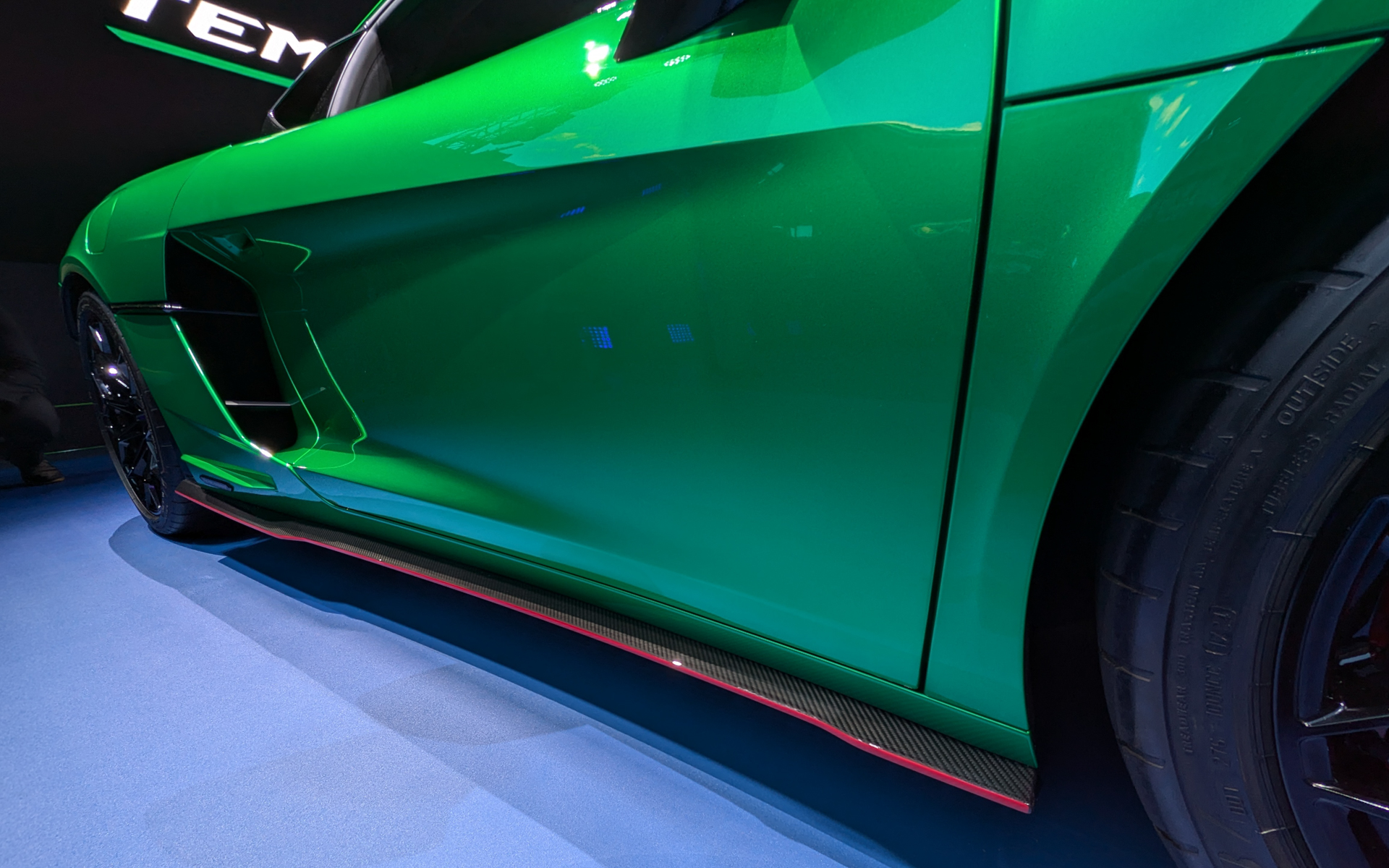 ボディサイドにも冷却用の大型ダクトを設ける