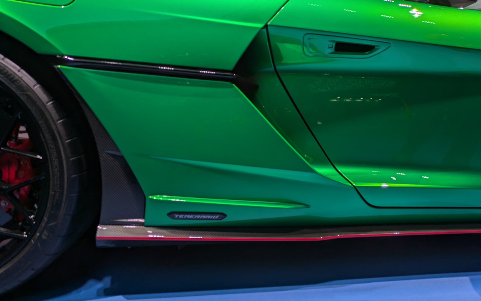 サイドの大型ダクト