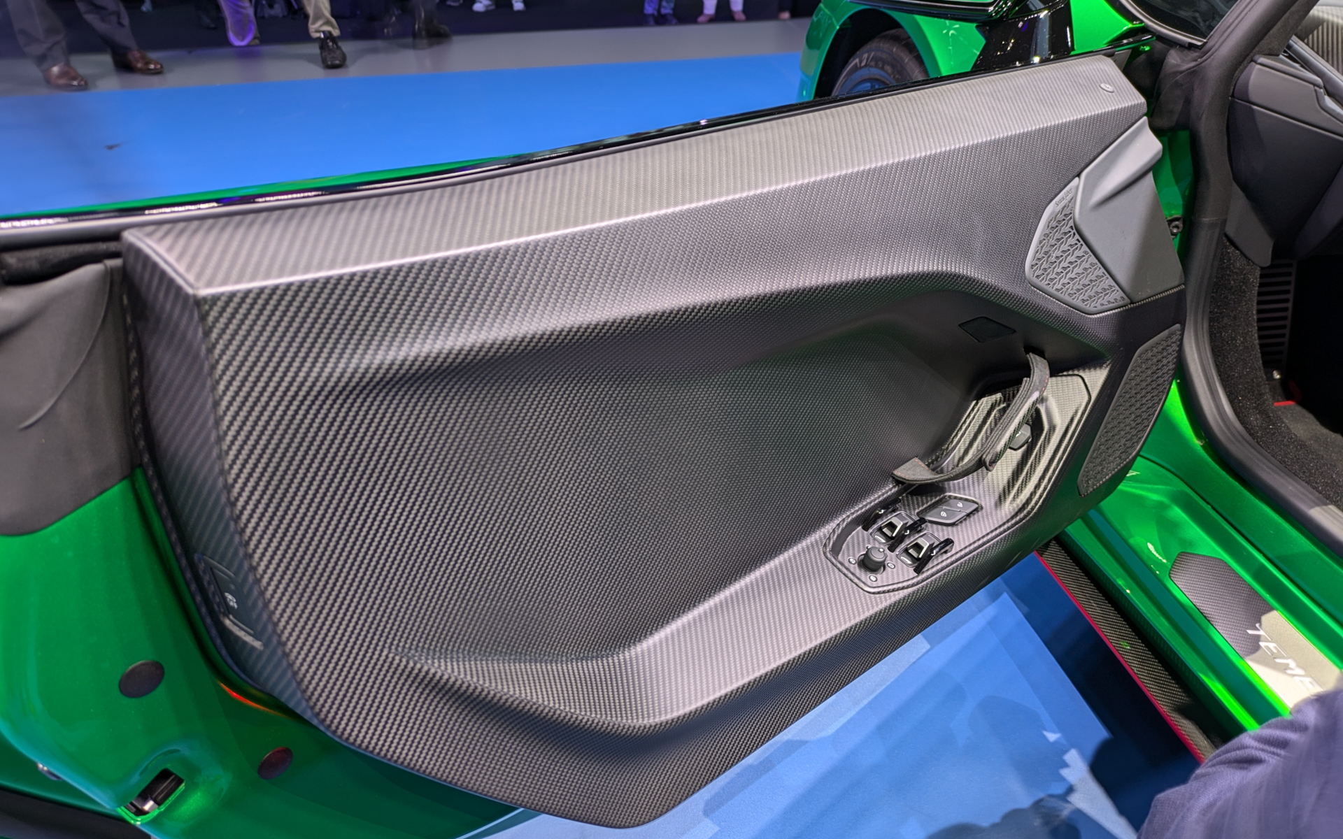 軽量のためドアの内張もなし