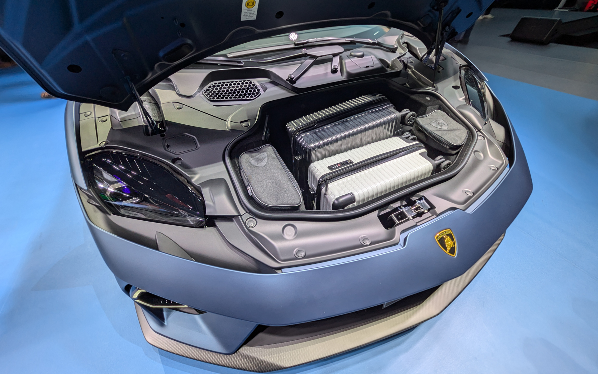 フロントトランクには小型のスーツケースが2つ入る。シートの後ろにも収納スペースを用意している