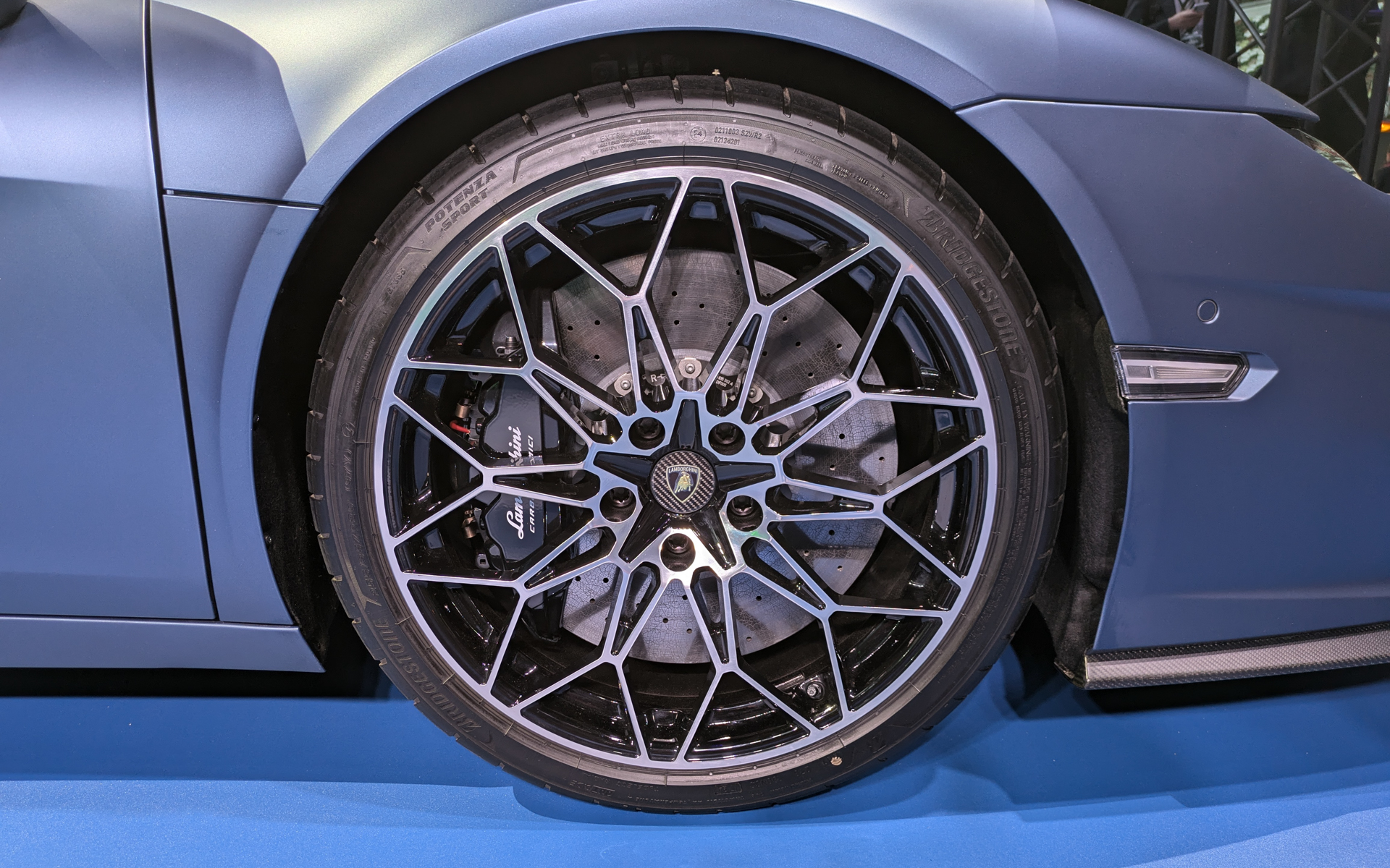 フロントタイヤのサイズは255/35ZR20