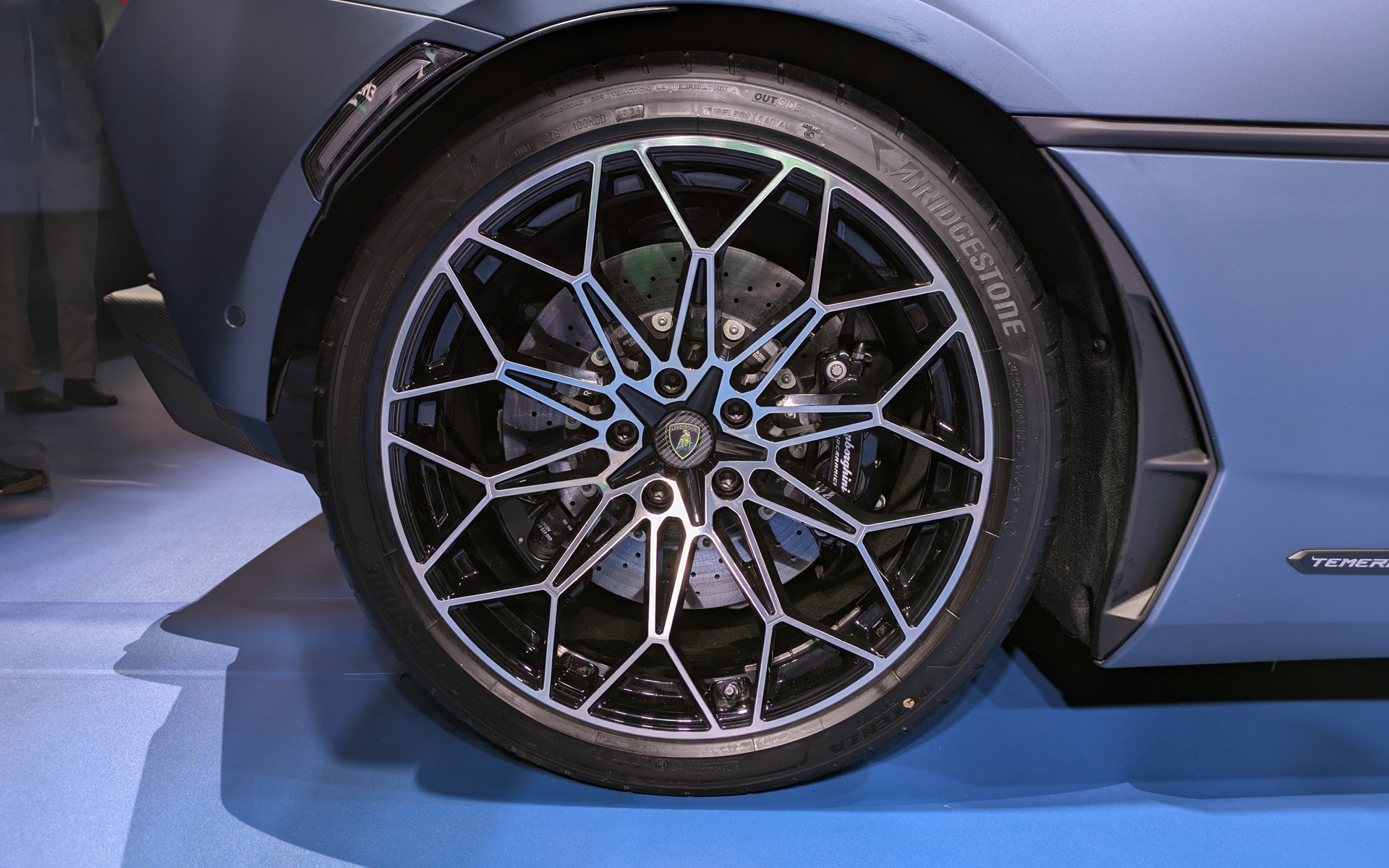 ブリヂストンのプレミアムタイヤ「POTENZA SPORT」を装着。リアタイヤのサイズは325/30ZR21