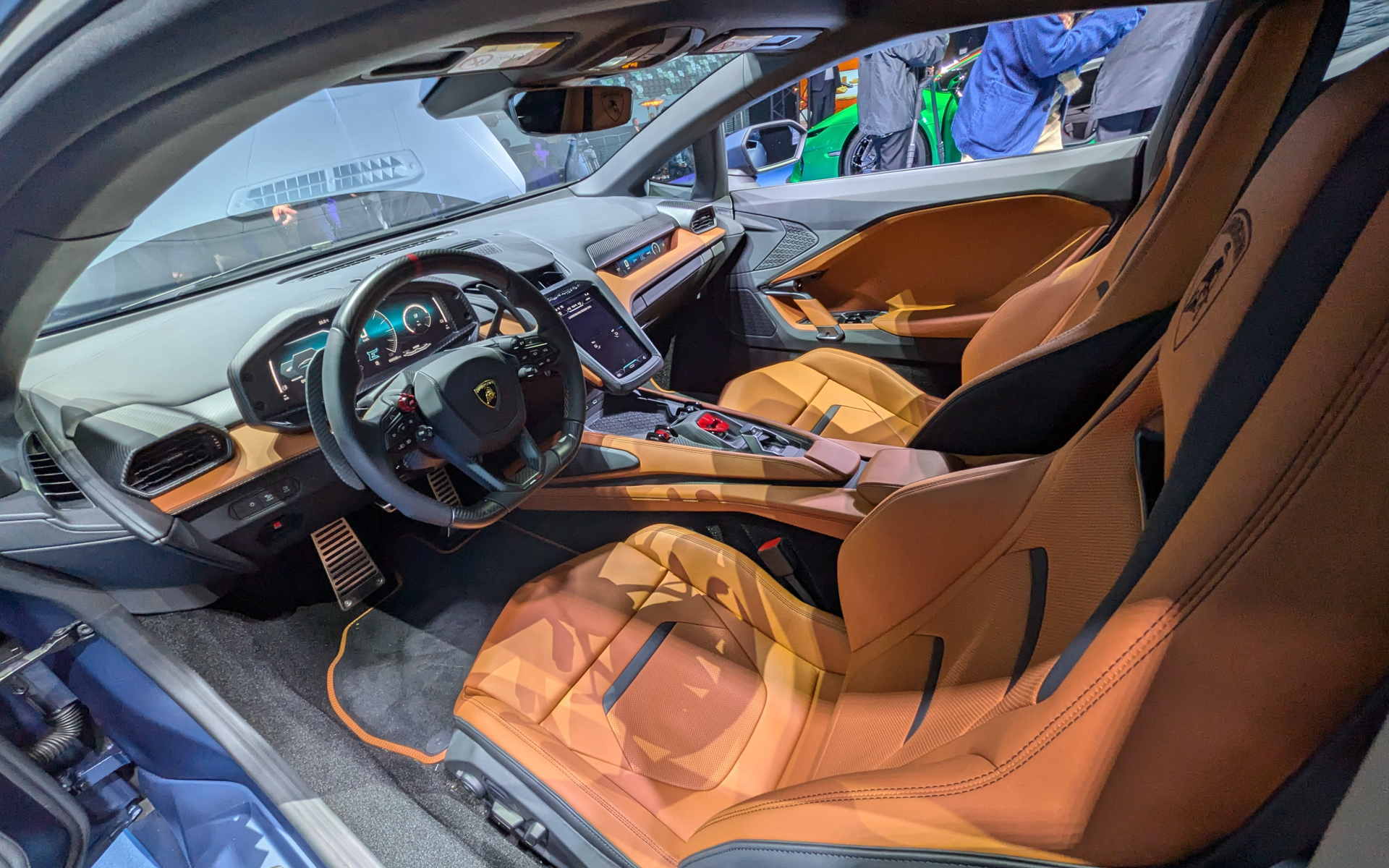 新型スーパースポーツカー「テメラリオ」のインテリア