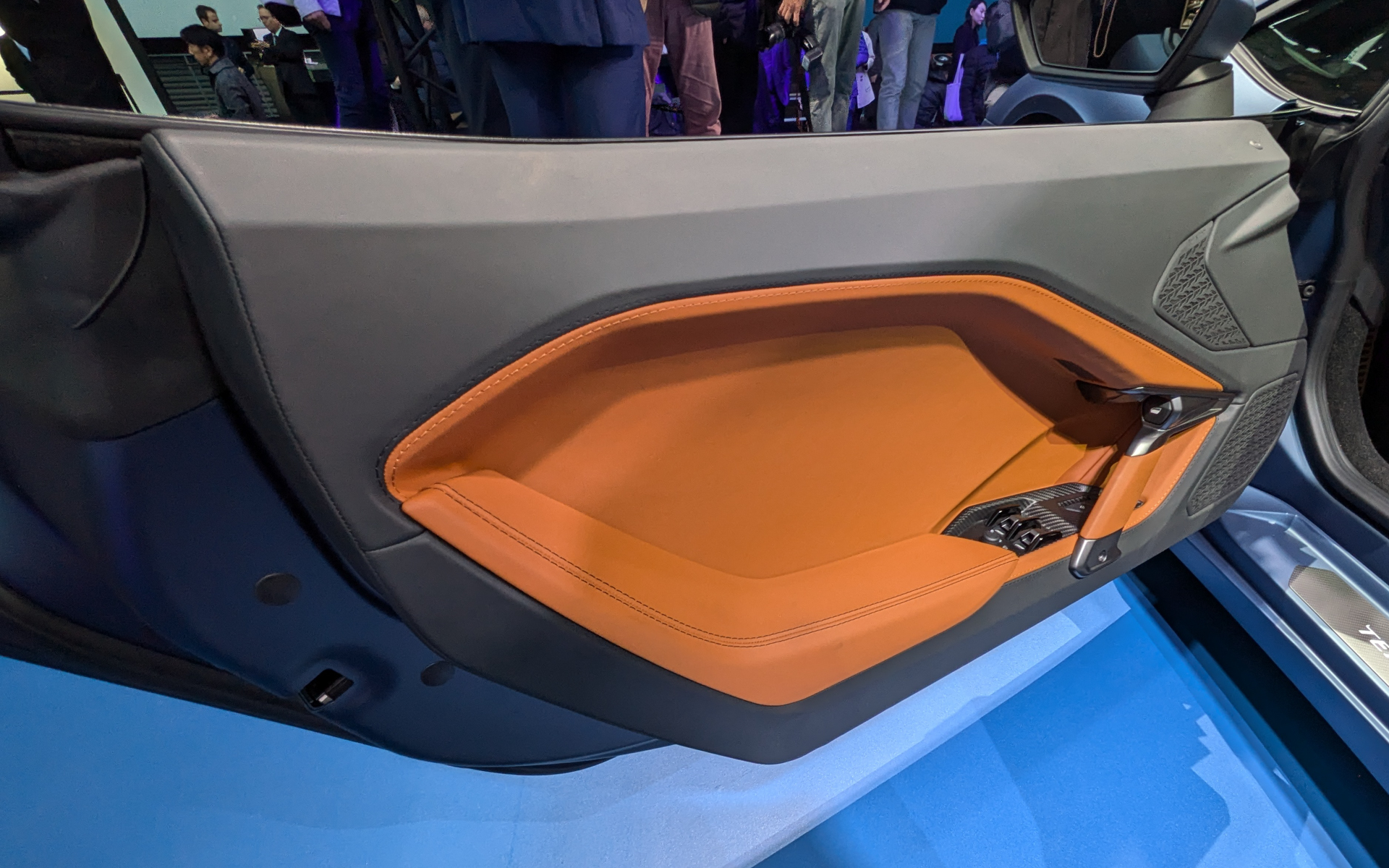 ドアの内張は高級感のある本革製