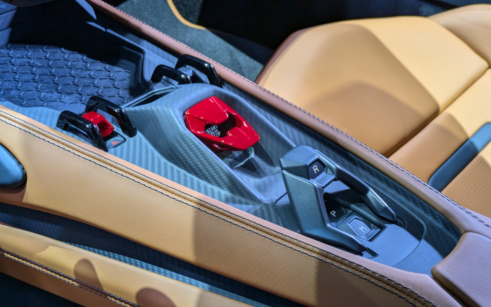 スタートスイッチとシフトボタンなどが備わるセンターコンソール