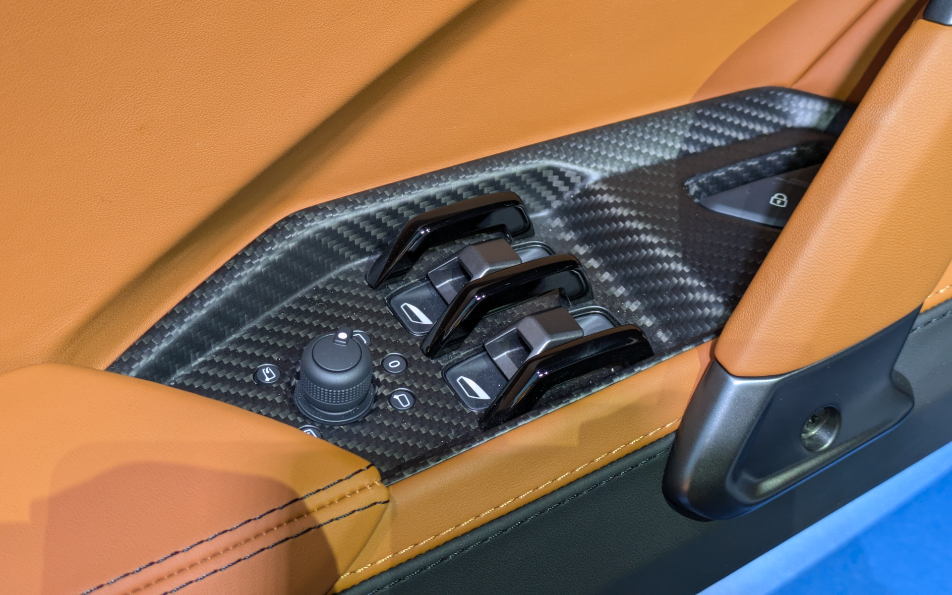 スイッチまわりはカーボンを採用