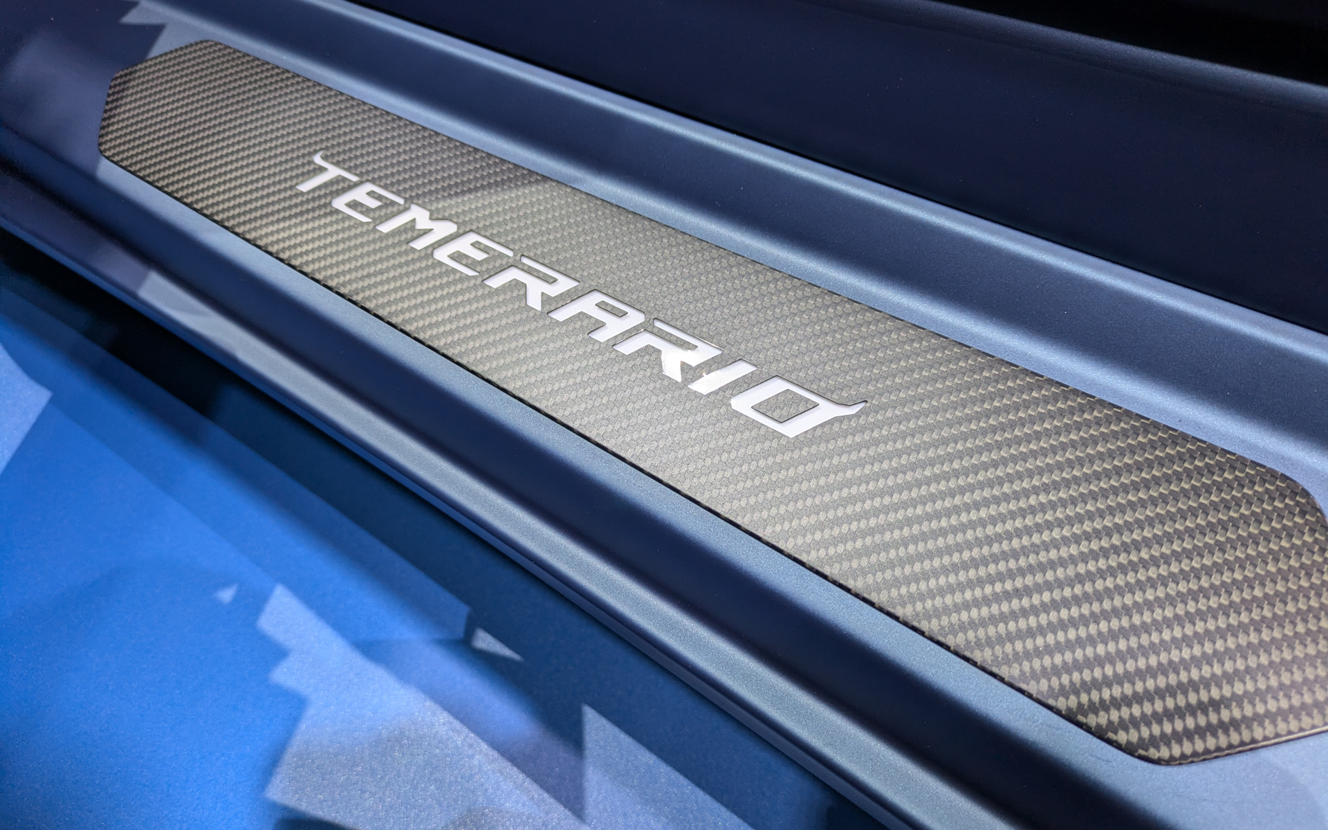 スカッフプレートには「テメラリオ」の文字が刻まれる