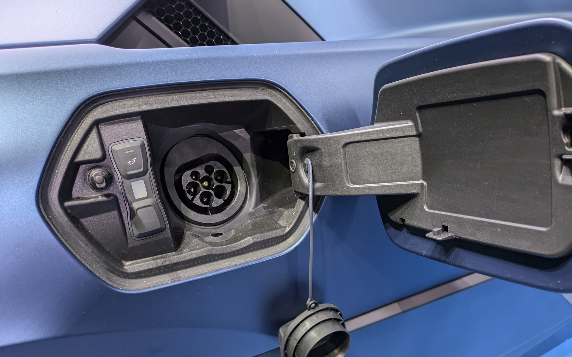 充電ポートは右リアに配置。反対の左側は給油口が備わる