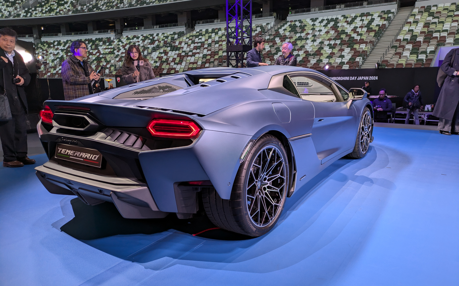 サイドミラーを除いたボディサイズは4706×1996×1201mm（全長×全幅×全高）、サイドミラーを含めた全幅は2246mm、ホイールベースは2658mm、乾燥重量は1690kg