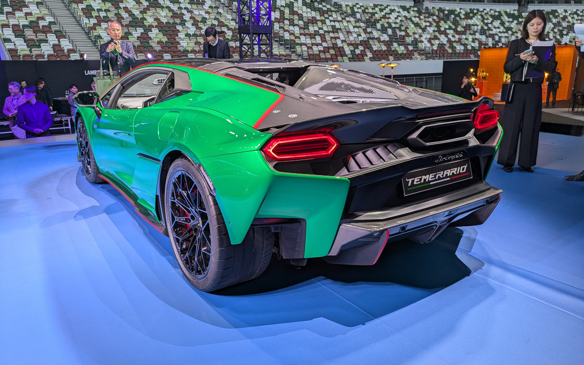 各所にカーボンファイバーを使用して、通常モデルよりも25kgほど軽い。展示車両には装着されていなかったが、他にカーボン製のホイールも設定されている