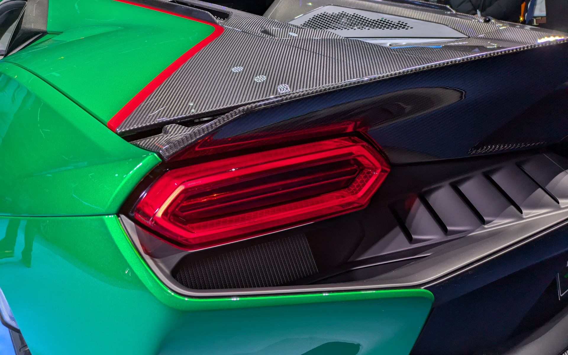 テールランプもヘキサゴン形状