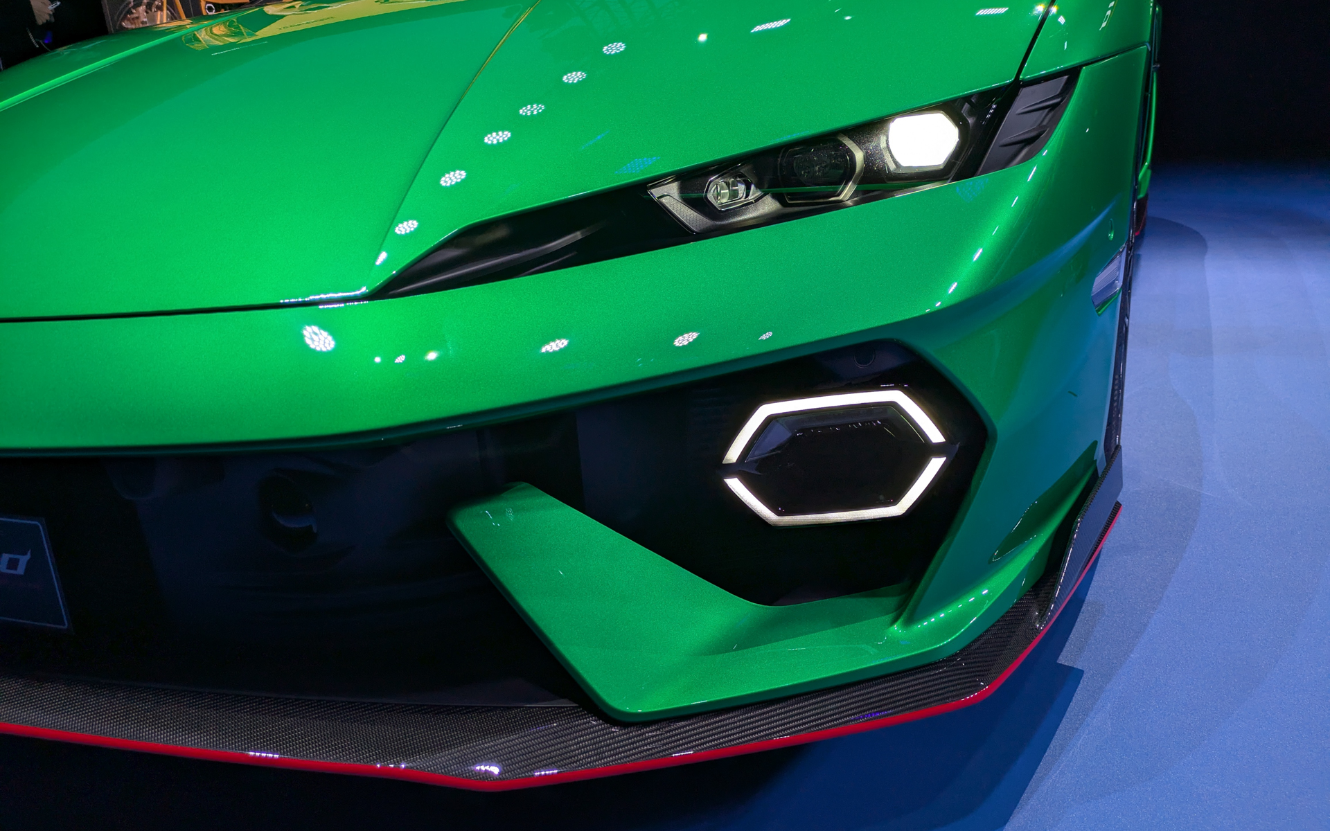 ヘッドライトはヘキサゴン形状を採用