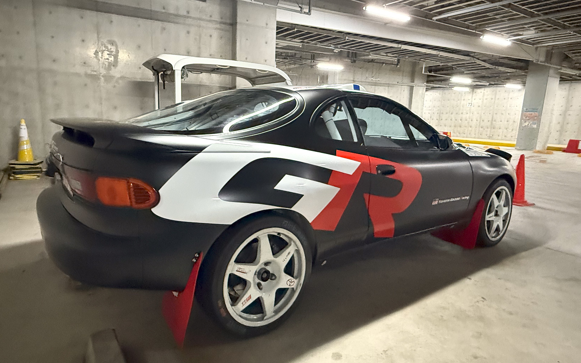 セリカならではの伸びやかなラインが美しい。GRカラーは新鮮な感覚