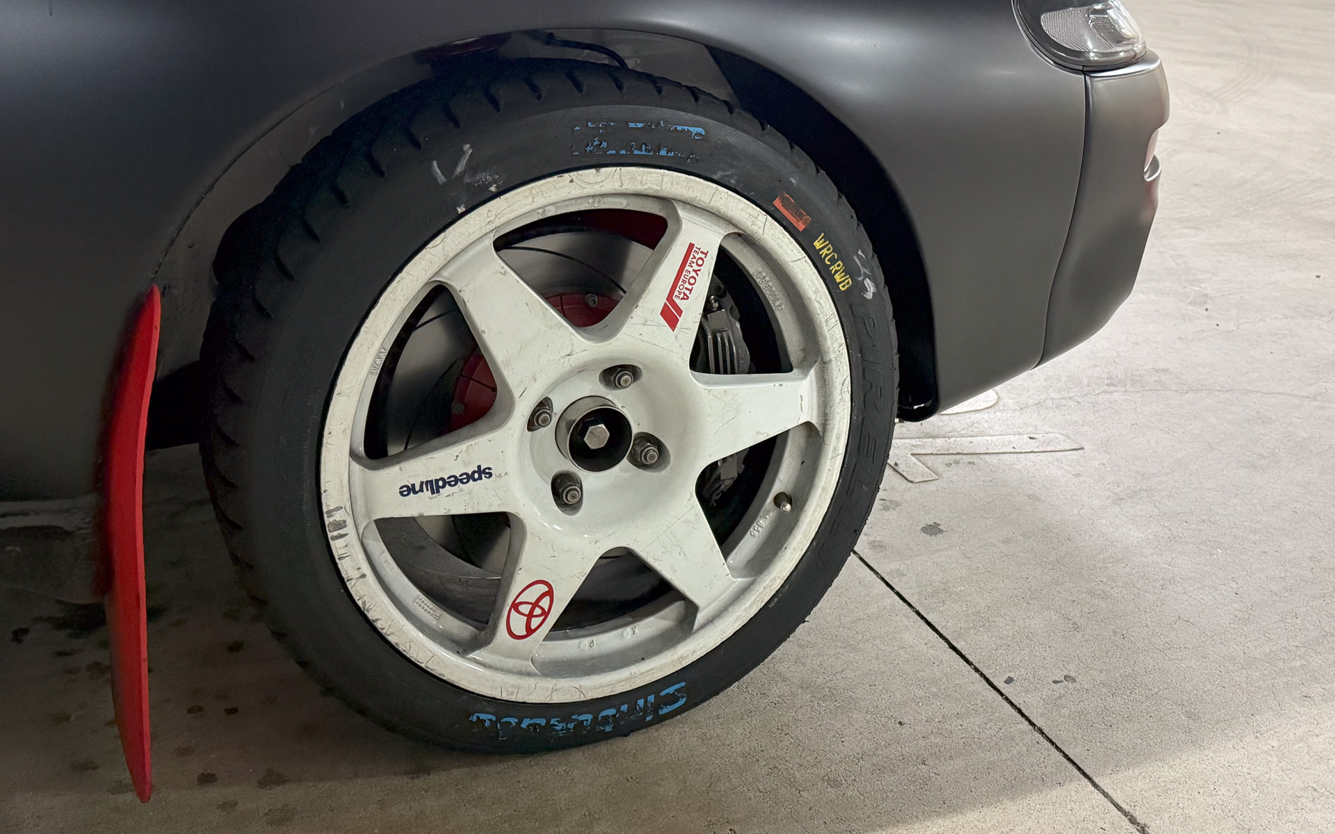 歴戦の傷が刻み込まれたホイール