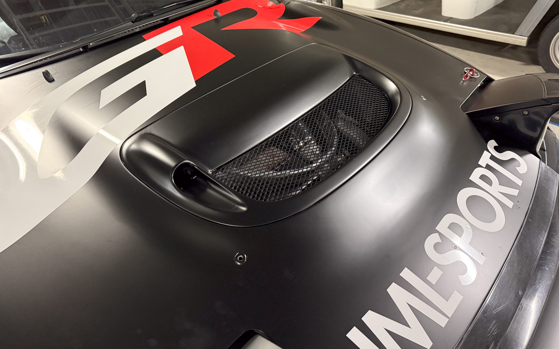 独特なデザインのボンネット。エアインレットは新鮮な形状