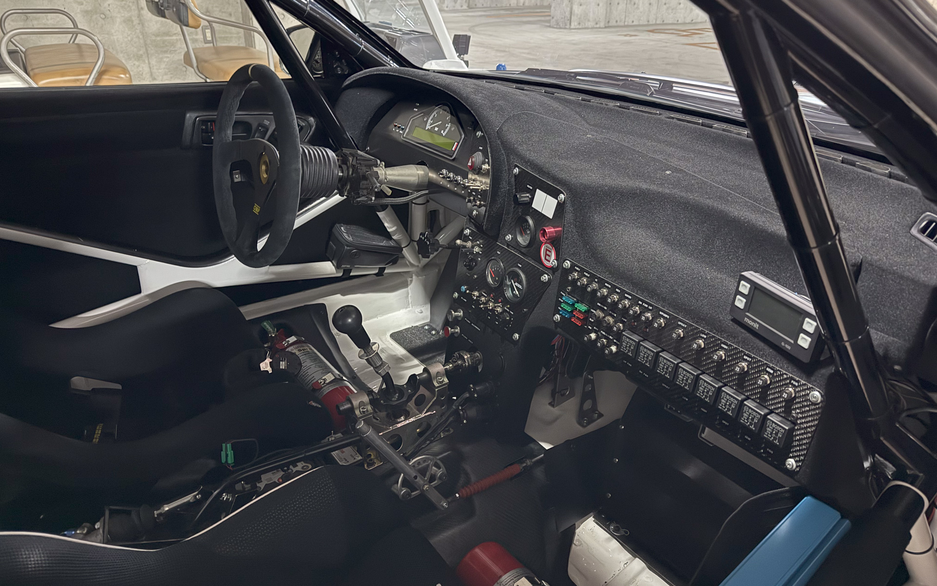 現代のラリーカーに比べてスイッチ類の豊富なコクピット。これはどのくらいのスイッチが実用になっているのだろう