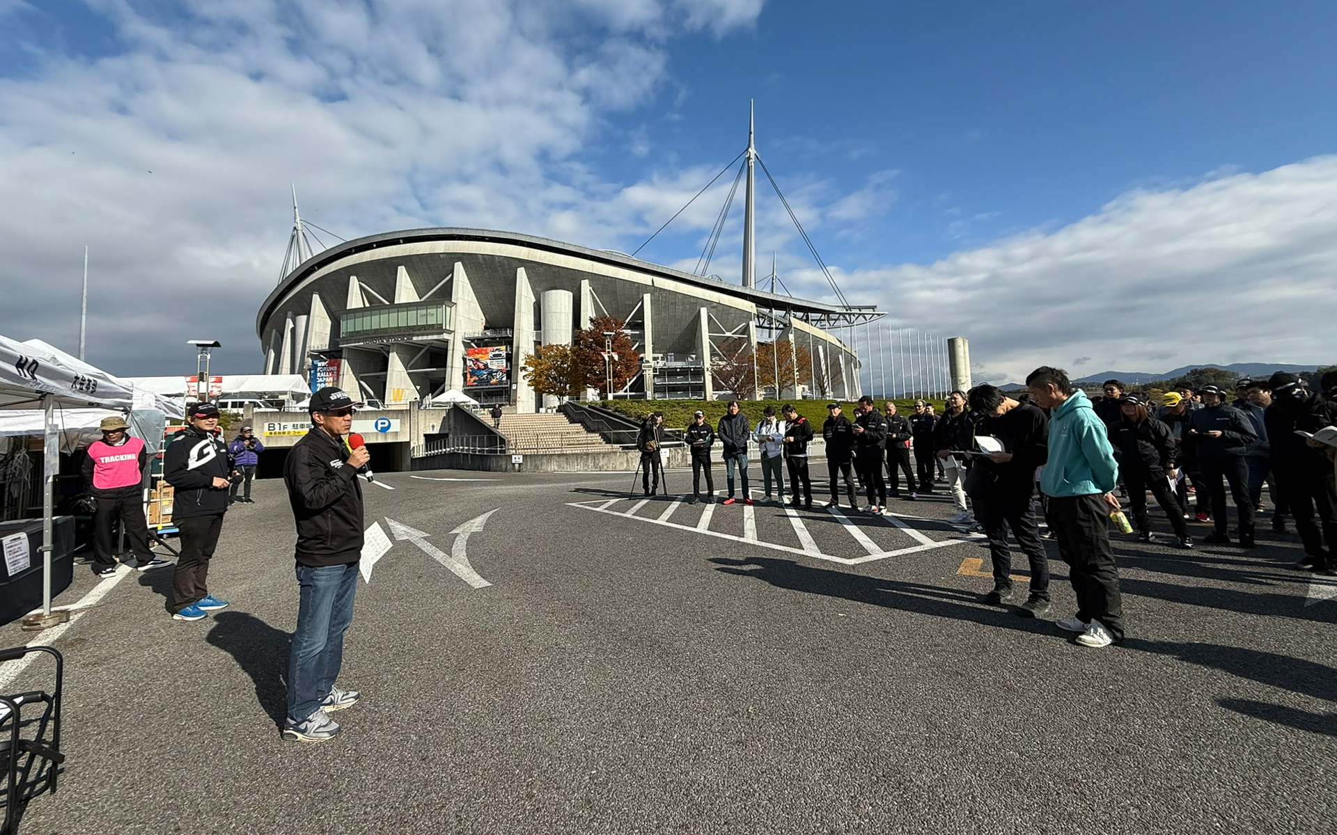 豊田スタジアム前ではレッキの説明会などが開催されていた