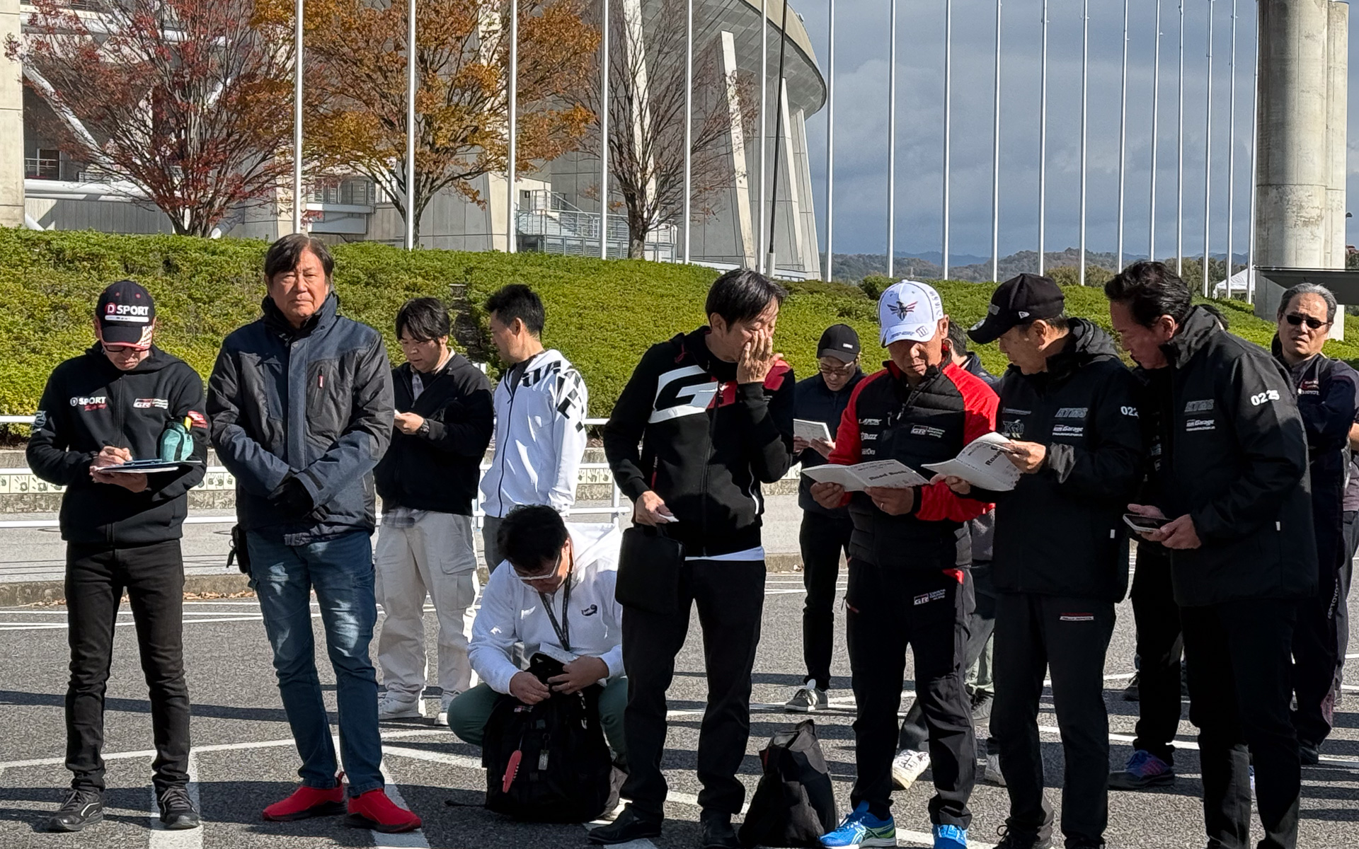 レッキブリーフィング中に、コドライバーの勝田範彦選手となにやら打ち合わせる早川茂選手。勝田選手の向かって右は、同じくコドライバーと参戦する奴田原文雄選手。勝田選手と奴田原選手が協力してコースの確認をする珍しい風景