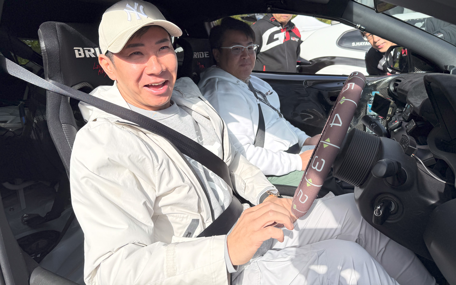 ラリーチャレンジ豊田のレッキに向かう直前の小林可夢偉選手。コドライバーは自動車研究家の山本シンヤ氏