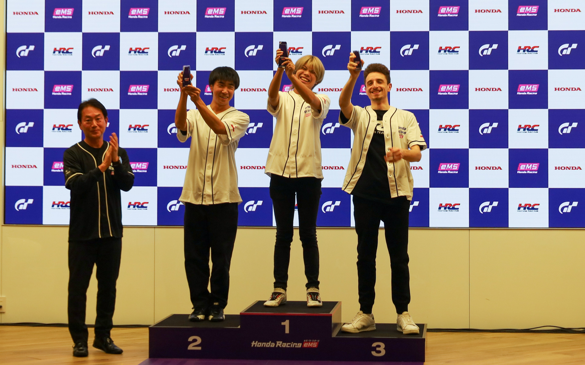 「Challengeクラス」の表彰式。左からHRC代表取締役社長 渡辺康治氏、2位の鈴木聖弥選手、優勝の佐々木拓眞選手、3位のヴァレリオ・ガロ選手