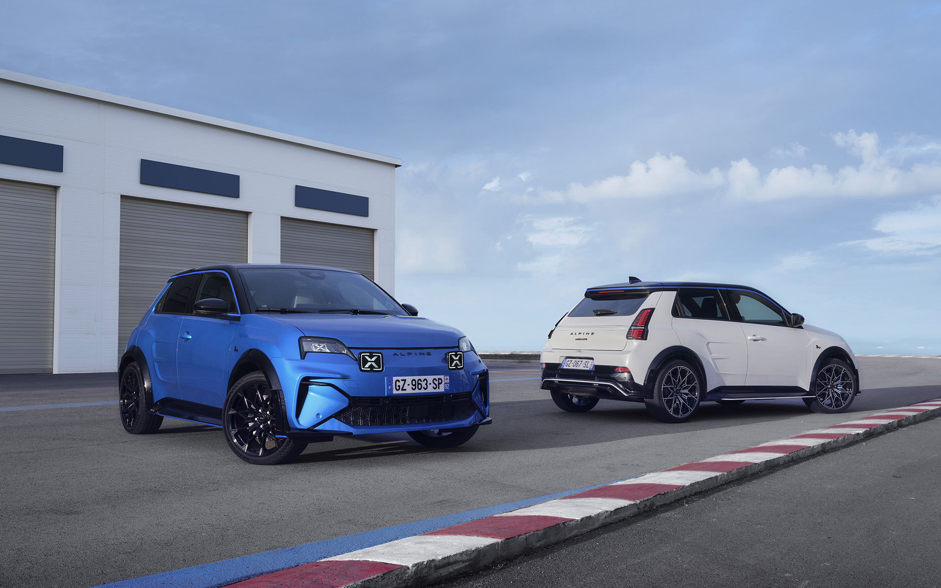 今回試乗したアルピーヌ「A290」は電動化ラインアップの先陣を切るBEVモデル。ボディサイズは3990×1823×1512mm（全長×全幅×全高）。車両重量が1479kg（EU値）という点も注目に値する