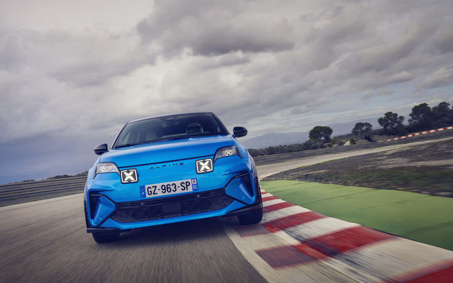 サーキットでも試乗した