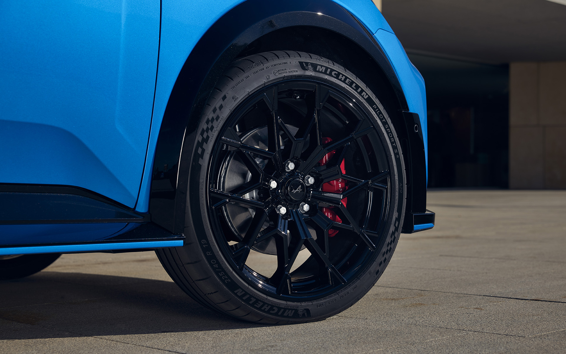 A290が履く19インチホイール。タイヤはミシュランとの専用開発によるパイロットスポーツS 5（225/40R19）