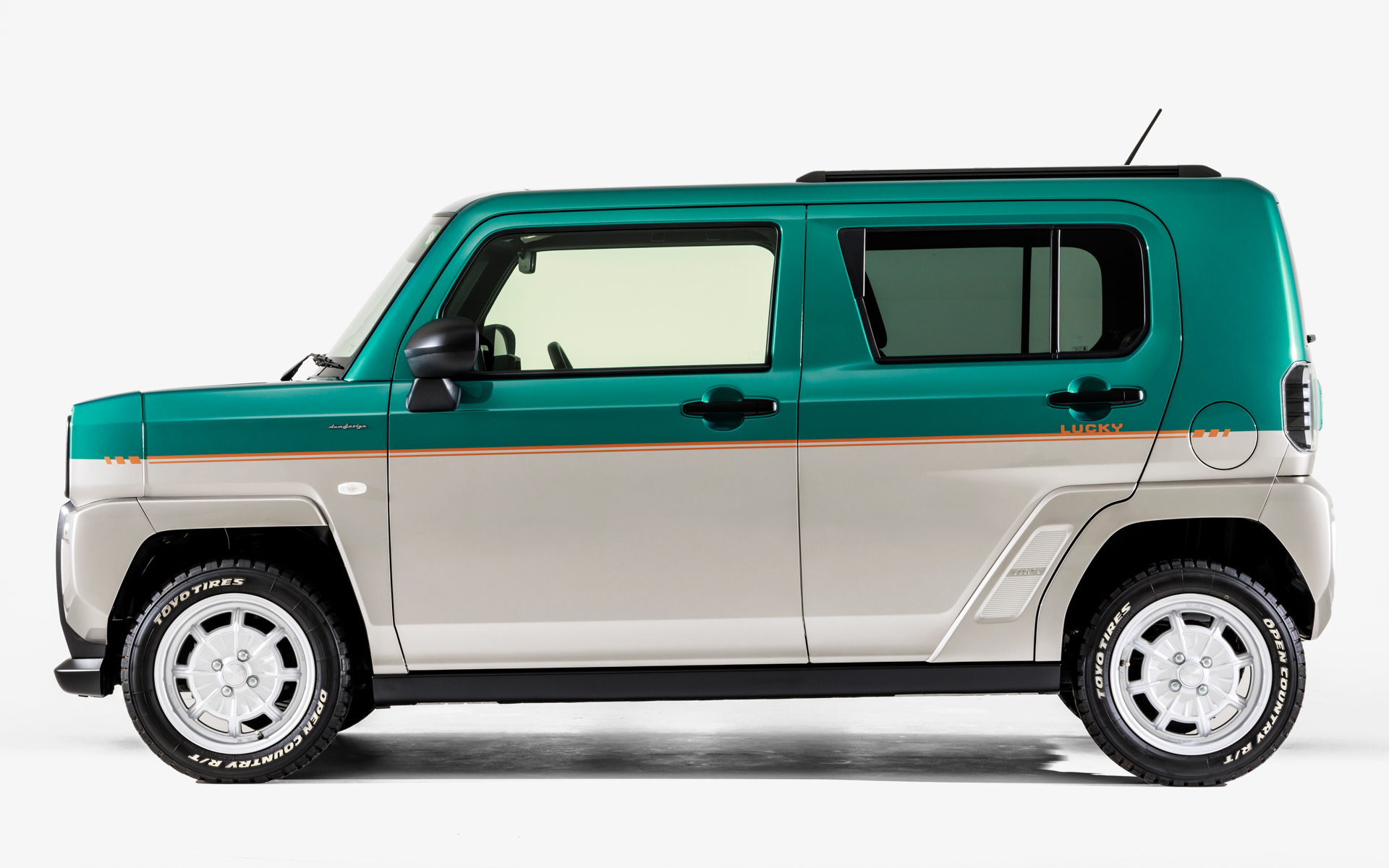 キット内容は「フロントグリル」「ライトカウル（左右）」「角目2灯ハロゲンヘッドライト」「ヘッドライト変換ハーネス」「LED角型ウィンカー」「LUCKYレターエンブレム」