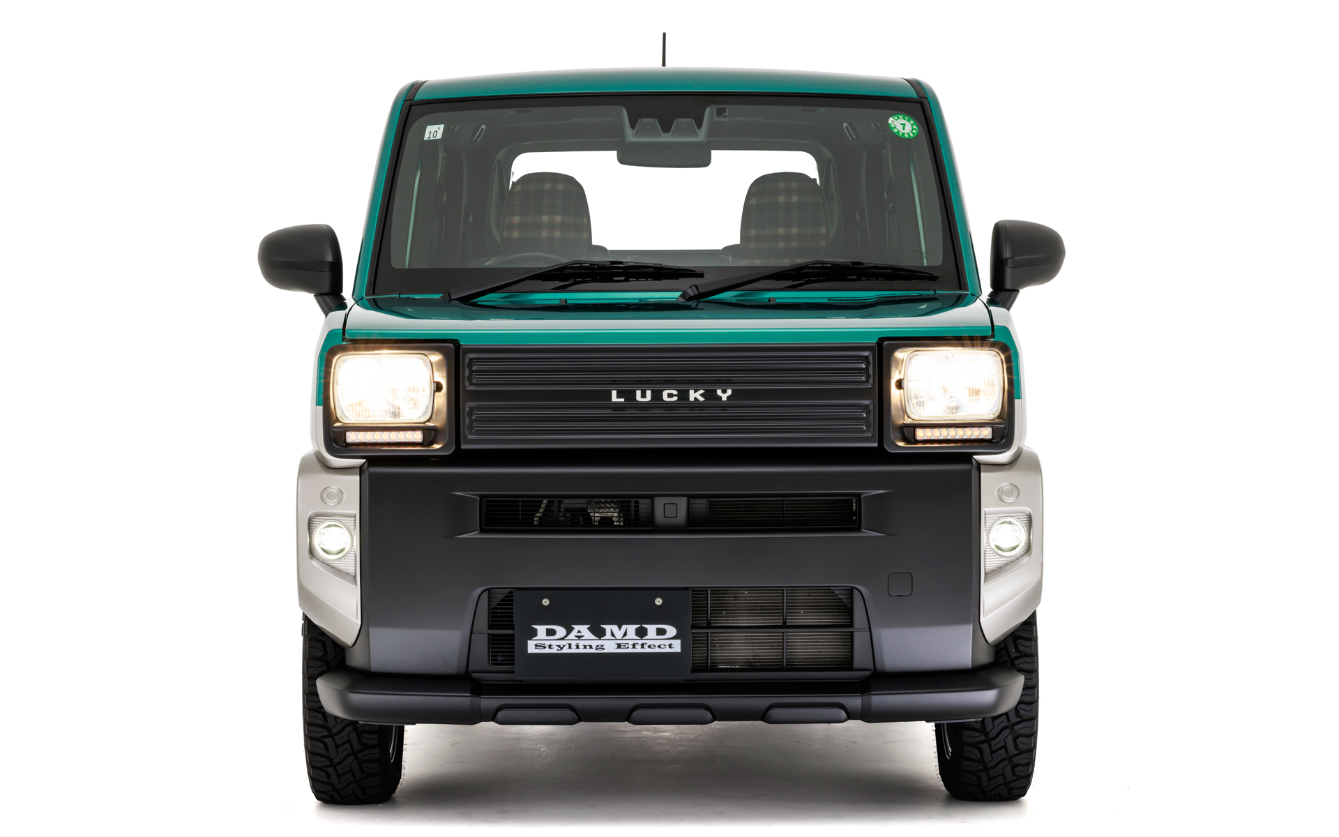 ヘッドライトは角目2灯となり、タフトのイメージががらりと変わる