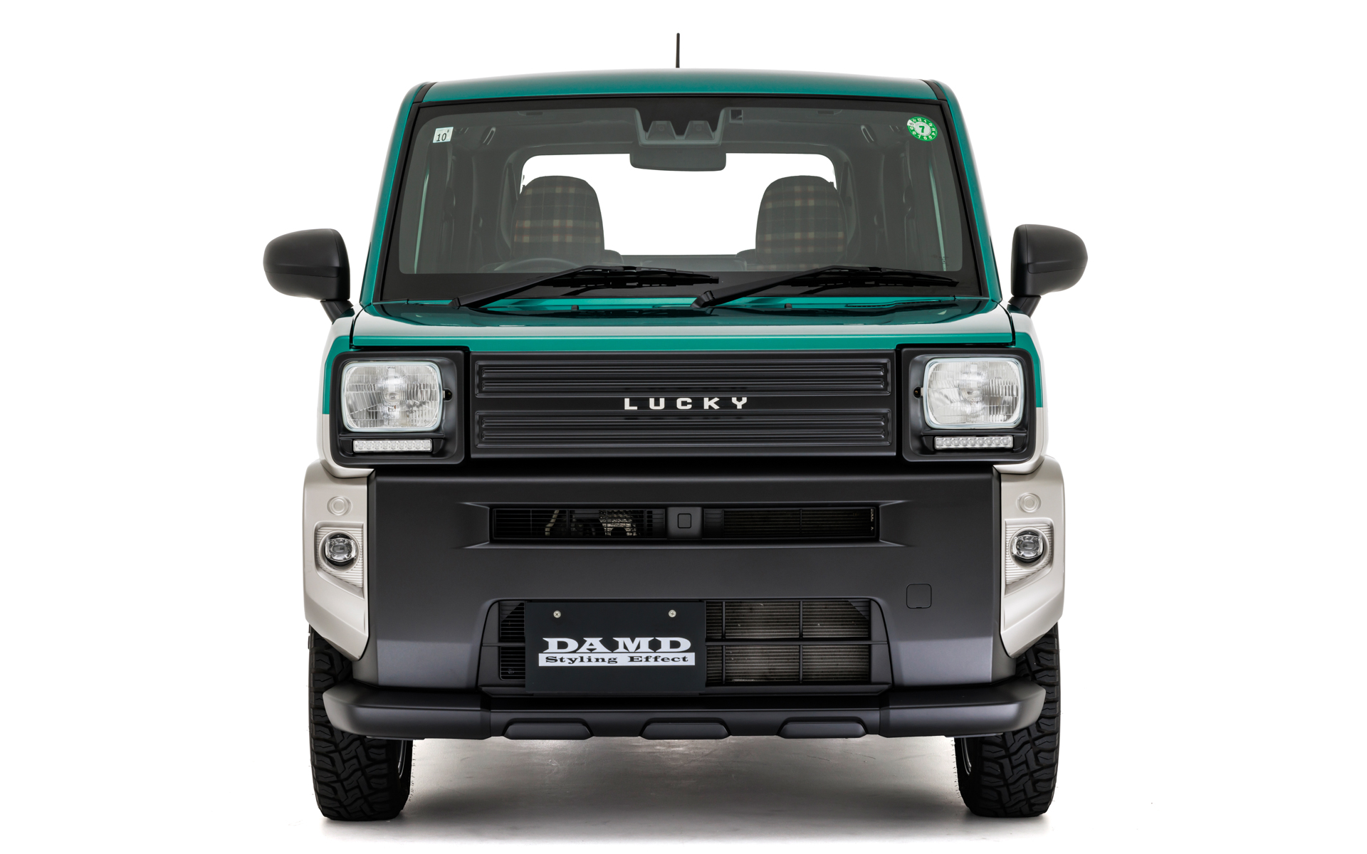 ヘッドライトは角目2灯となり、タフトのイメージががらりと変わる