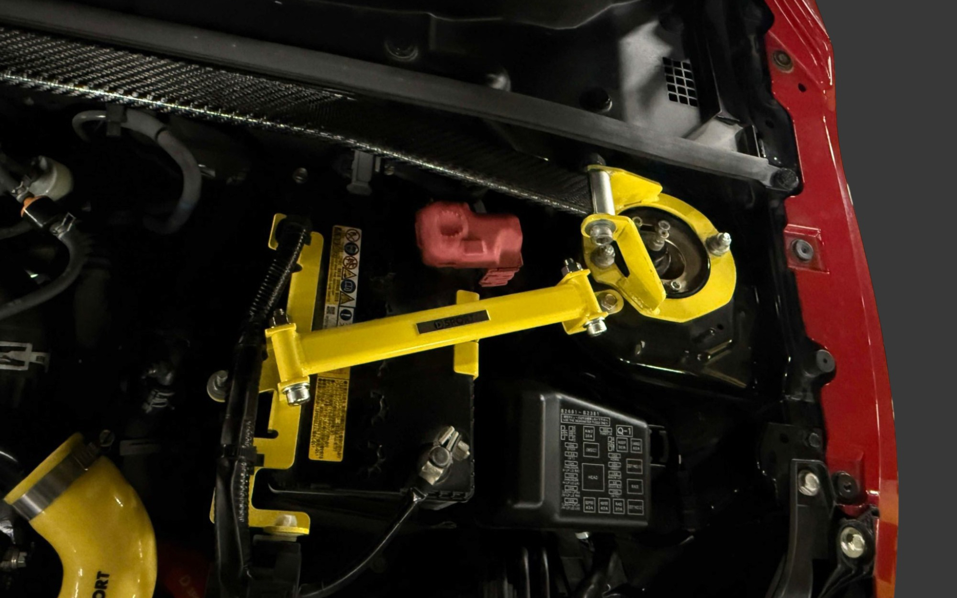 コペンのエンジンルームをスタイリッシュに仕上げる「バッテリークランプ」（画像はL440K/A）