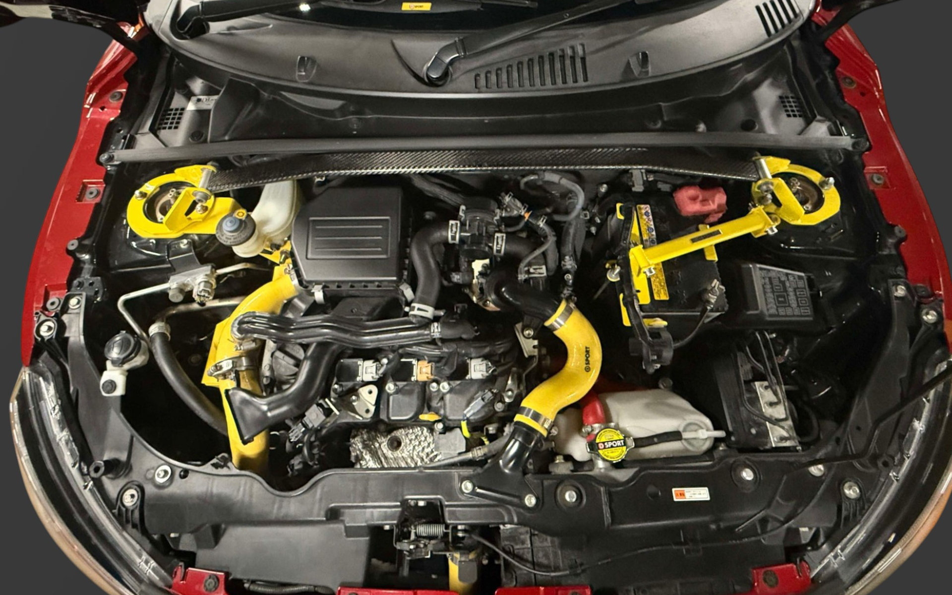 ほかのD-SPORTパーツも一緒に装着することでエンジンルームをトータルコーディネイトできる（画像はL440K/A）