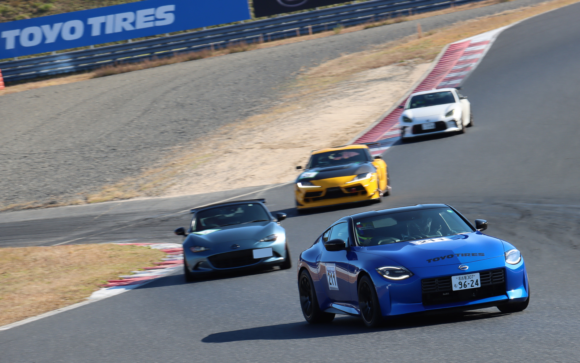 岡山国際サーキットで開催された「PROXES DRIVING PLEASURE」のコース走行シーン