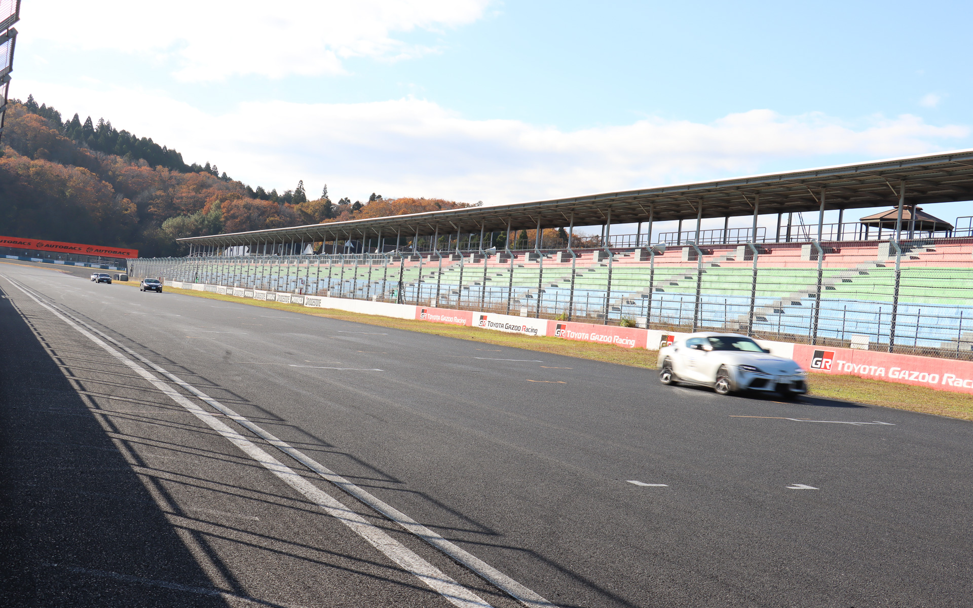 岡山国際サーキットを占有して、ラップタイム計測やコース先導走行などを実施