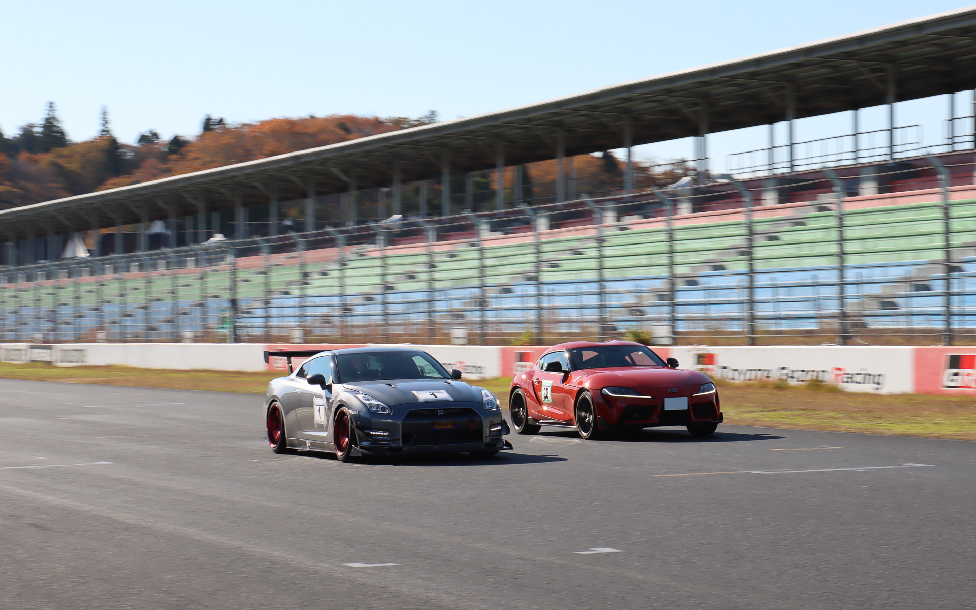 下り勾配で約600mあるホームストレートでは、日常では確認しにくい愛車のアクセル全開加速も味わえる