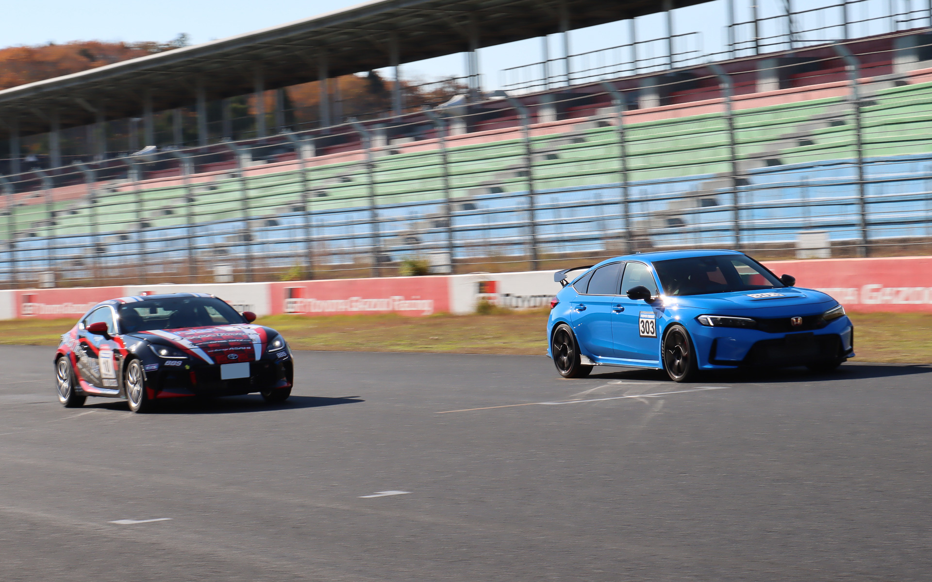 下り勾配で約600mあるホームストレートでは、日常では確認しにくい愛車のアクセル全開加速も味わえる