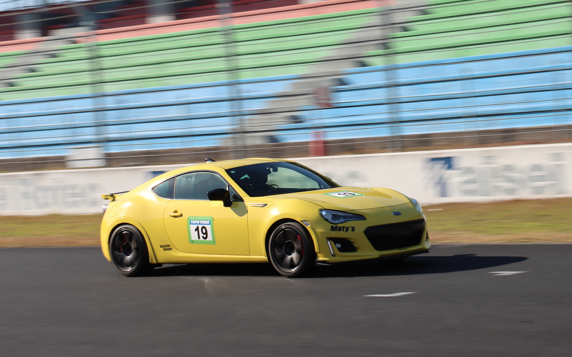 下り勾配で約600mあるホームストレートでは、日常では確認しにくい愛車のアクセル全開加速も味わえる