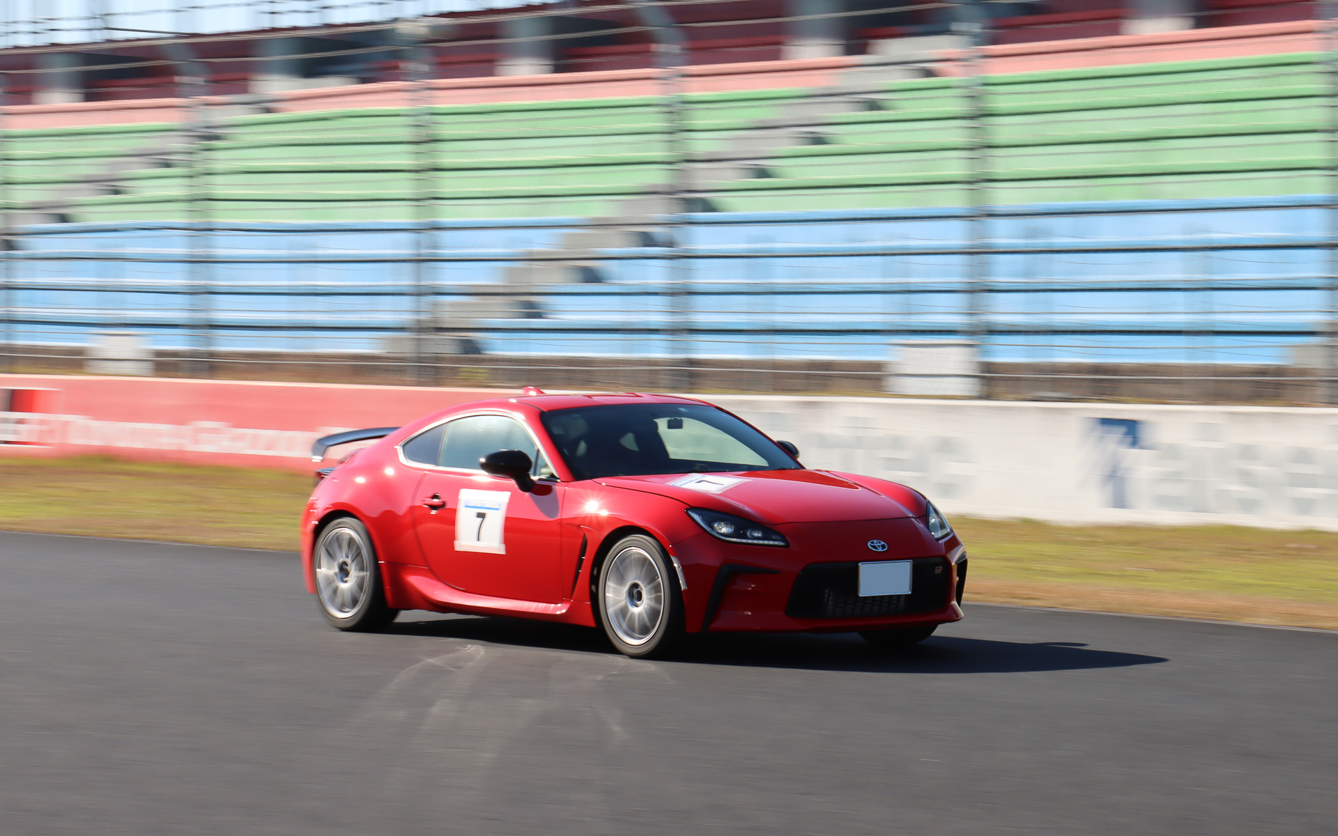 下り勾配で約600mあるホームストレートでは、日常では確認しにくい愛車のアクセル全開加速も味わえる