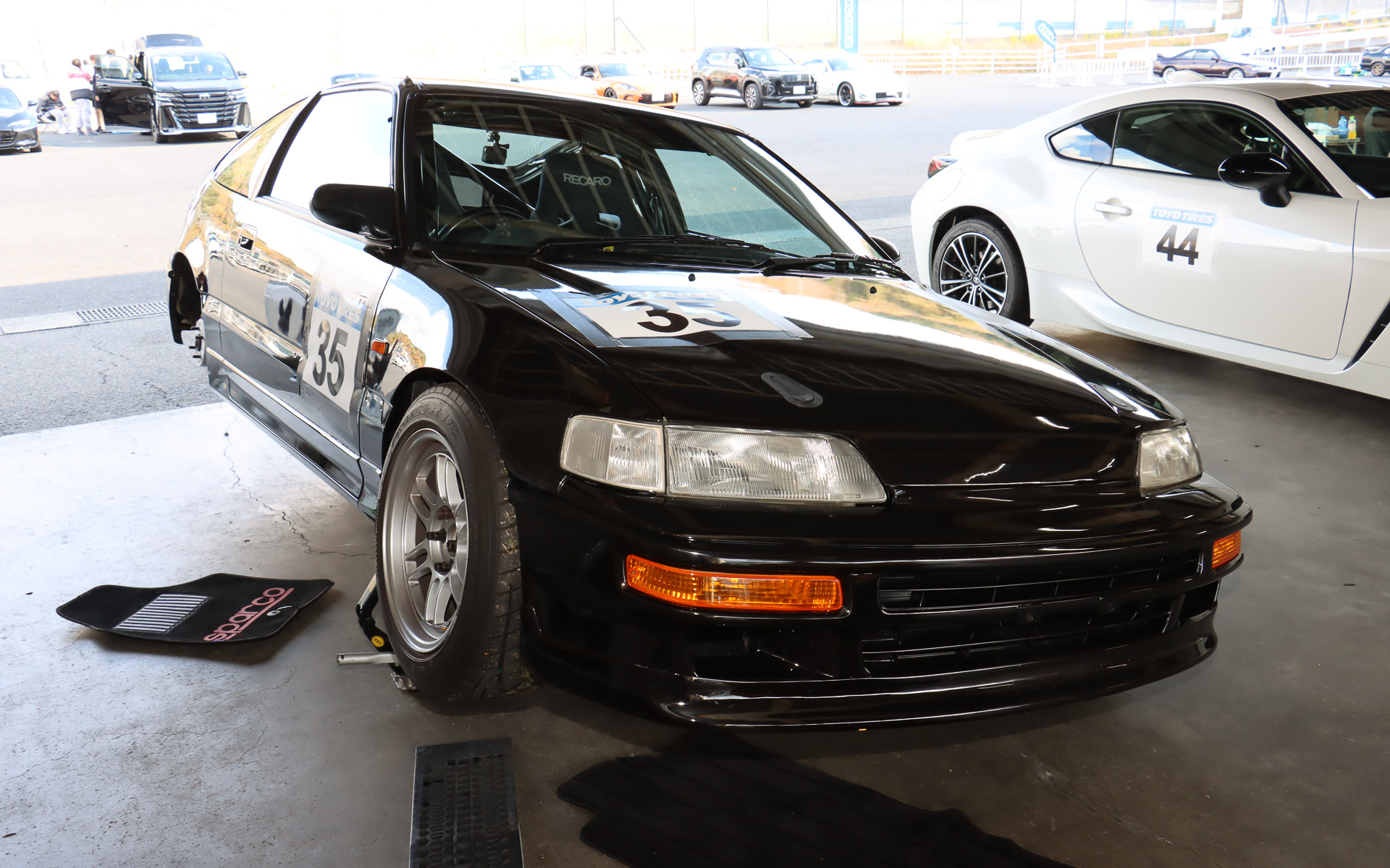 参加者たちは走行前や走行の合間に、ピット内で割り当てられた各自のスペースでタイヤ交換やタイヤ空気圧の調整といった作業を行なっていた