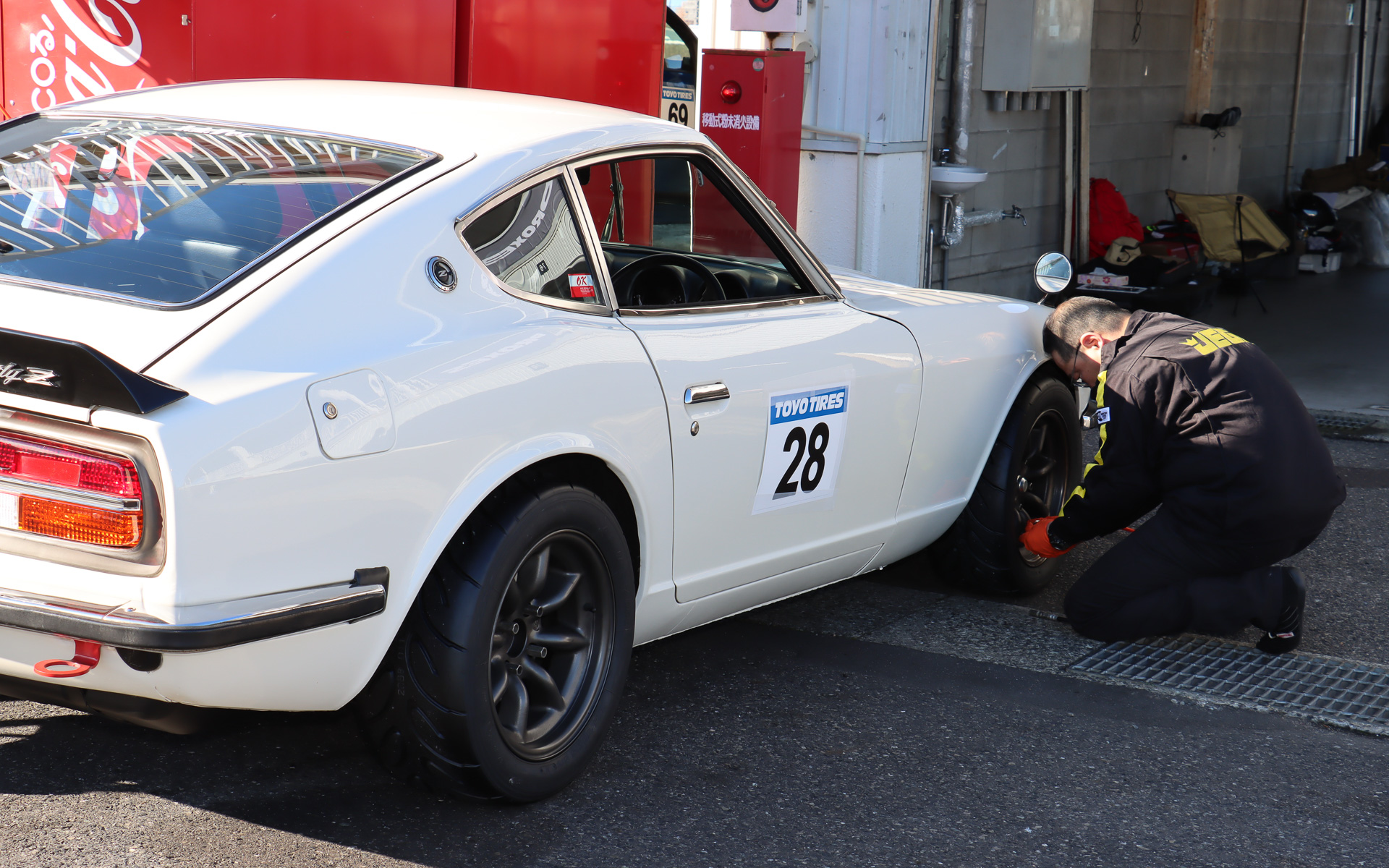 参加者たちは走行前や走行の合間に、ピット内で割り当てられた各自のスペースでタイヤ交換やタイヤ空気圧の調整といった作業を行なっていた