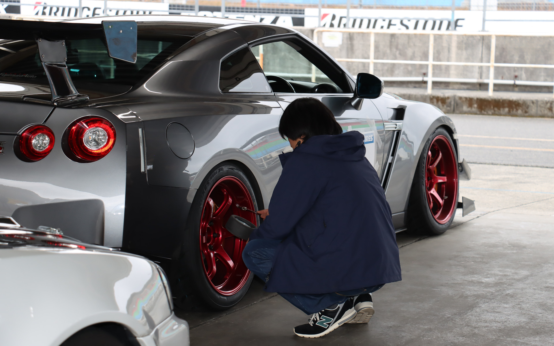 参加者たちは走行前や走行の合間に、ピット内で割り当てられた各自のスペースでタイヤ交換やタイヤ空気圧の調整といった作業を行なっていた