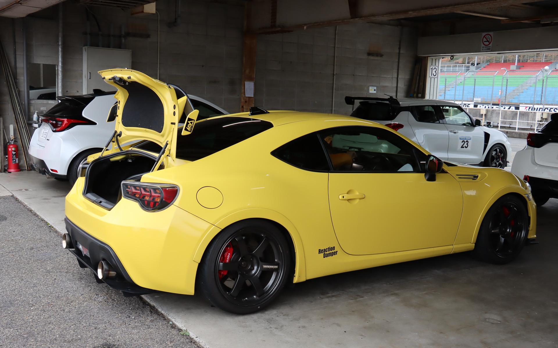 参加者たちは走行前や走行の合間に、ピット内で割り当てられた各自のスペースでタイヤ交換やタイヤ空気圧の調整といった作業を行なっていた