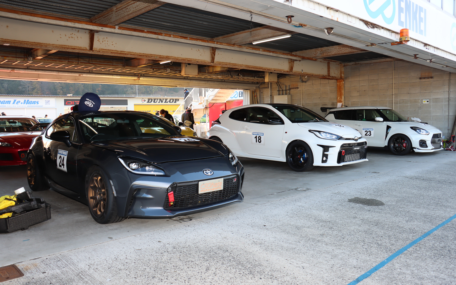 ピットスペースで走行を待つ参加者の車両